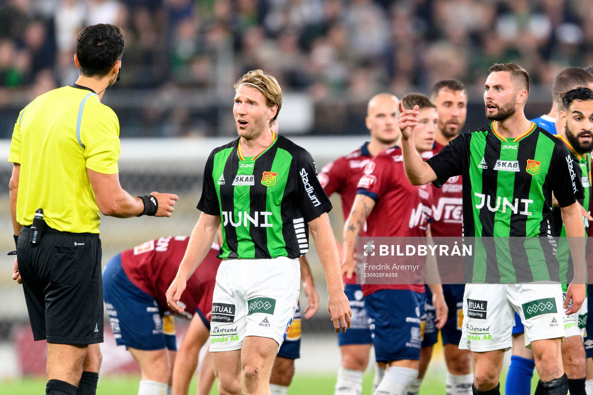 GAIS August Wängberg och Axel Norén reagerar mot Domare