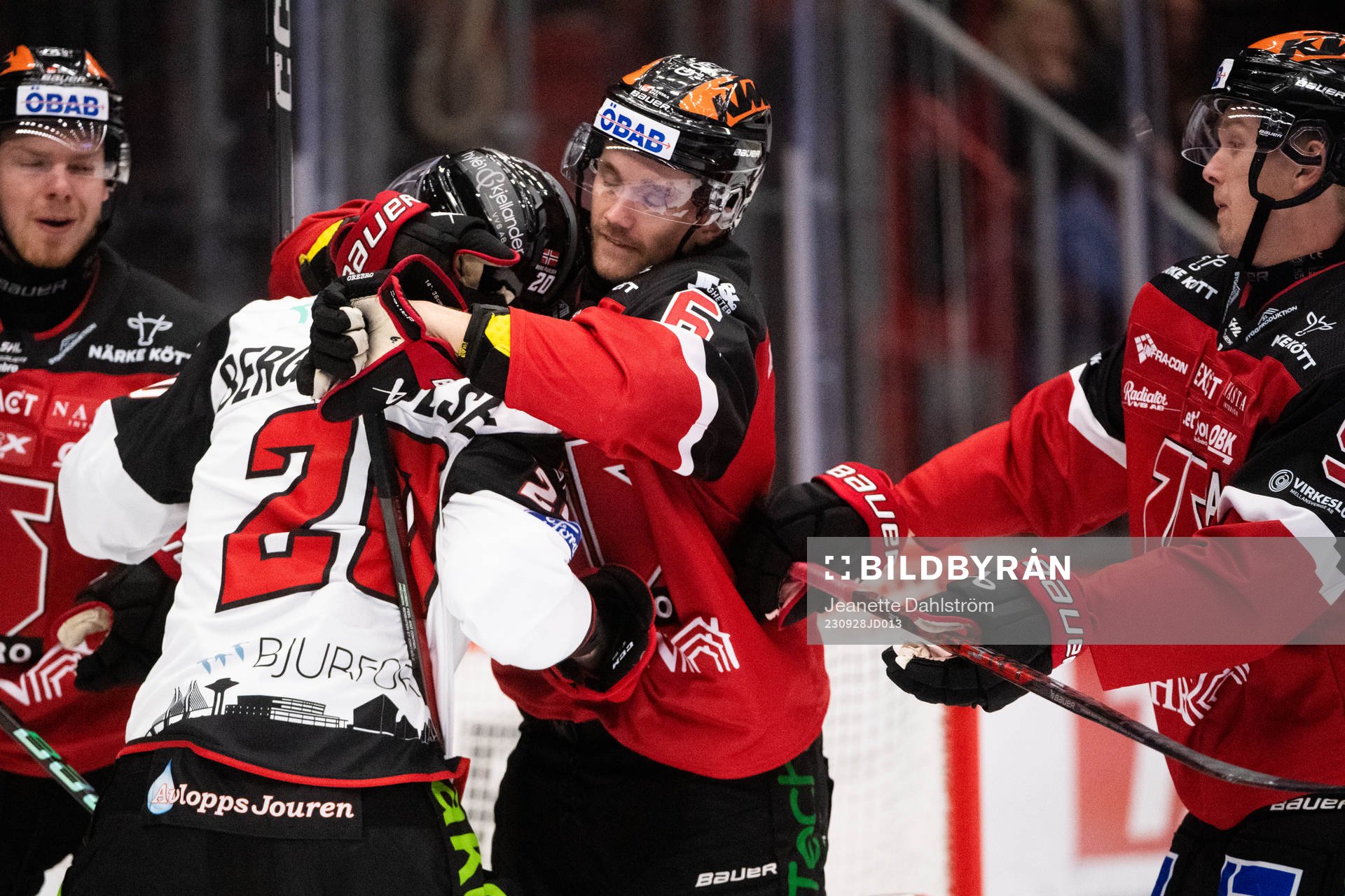 Malmö Redhawks Thomas Berg Paulsen och Örebros Filip
