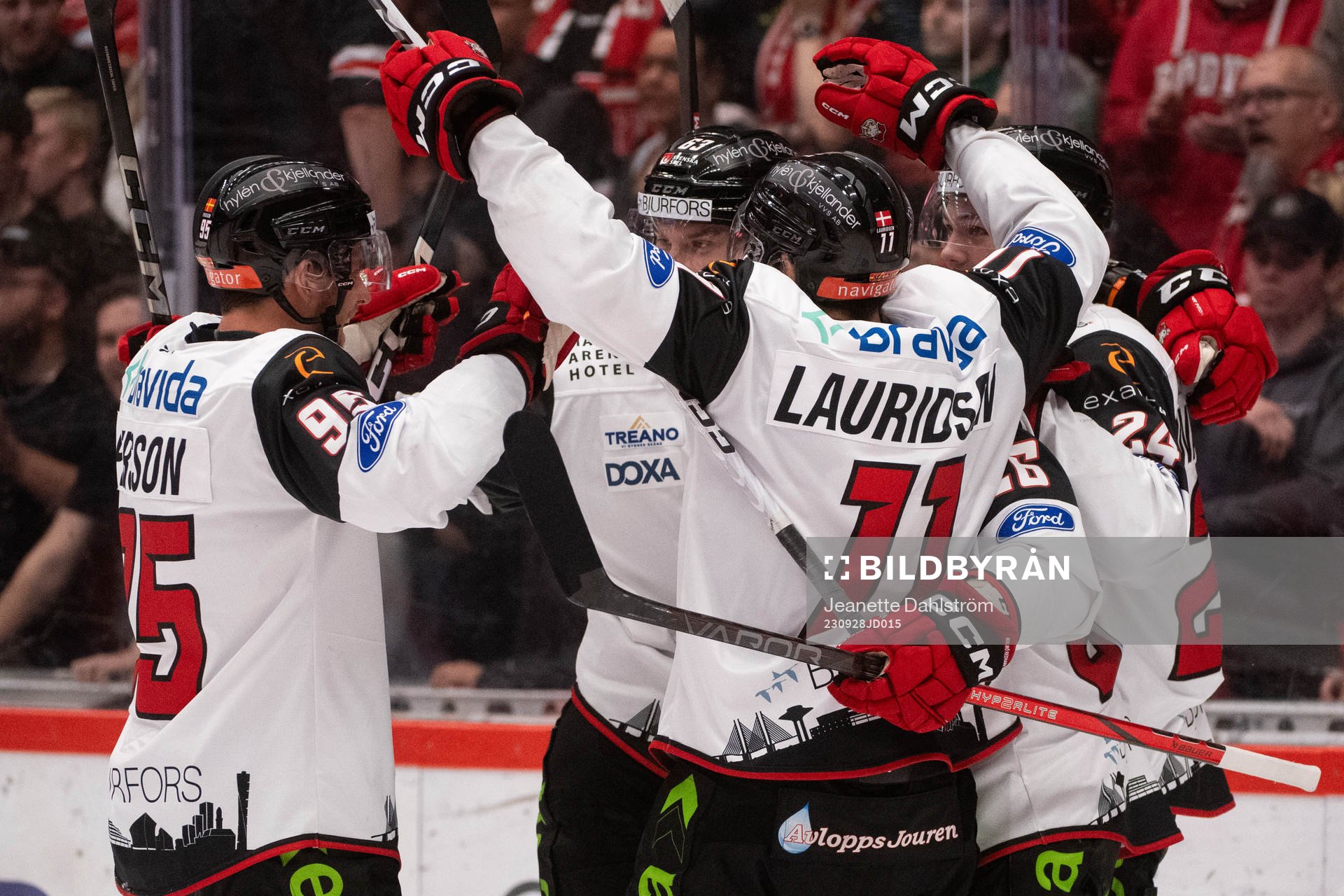 Malmö Redhawks Teemu Kivihalme jublar med lagkamrater