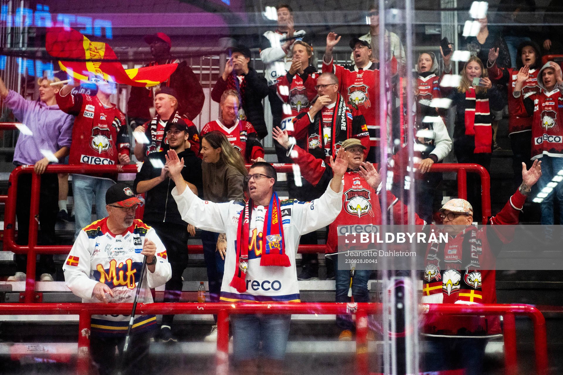 Malmö Redhawks supportar jublar