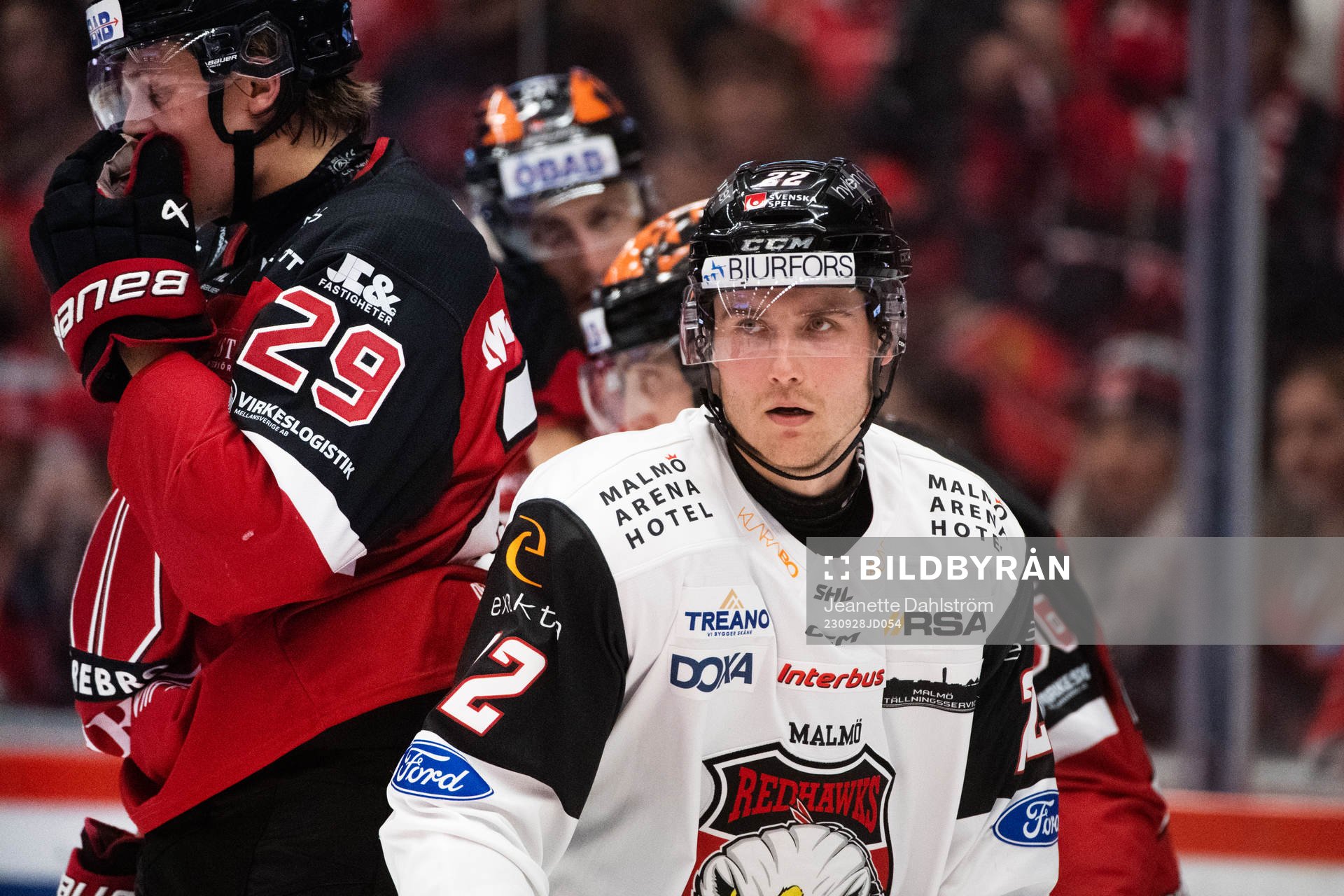 Örebros Milton Oscarson och Malmö Redhawks Janne Kuokkanen