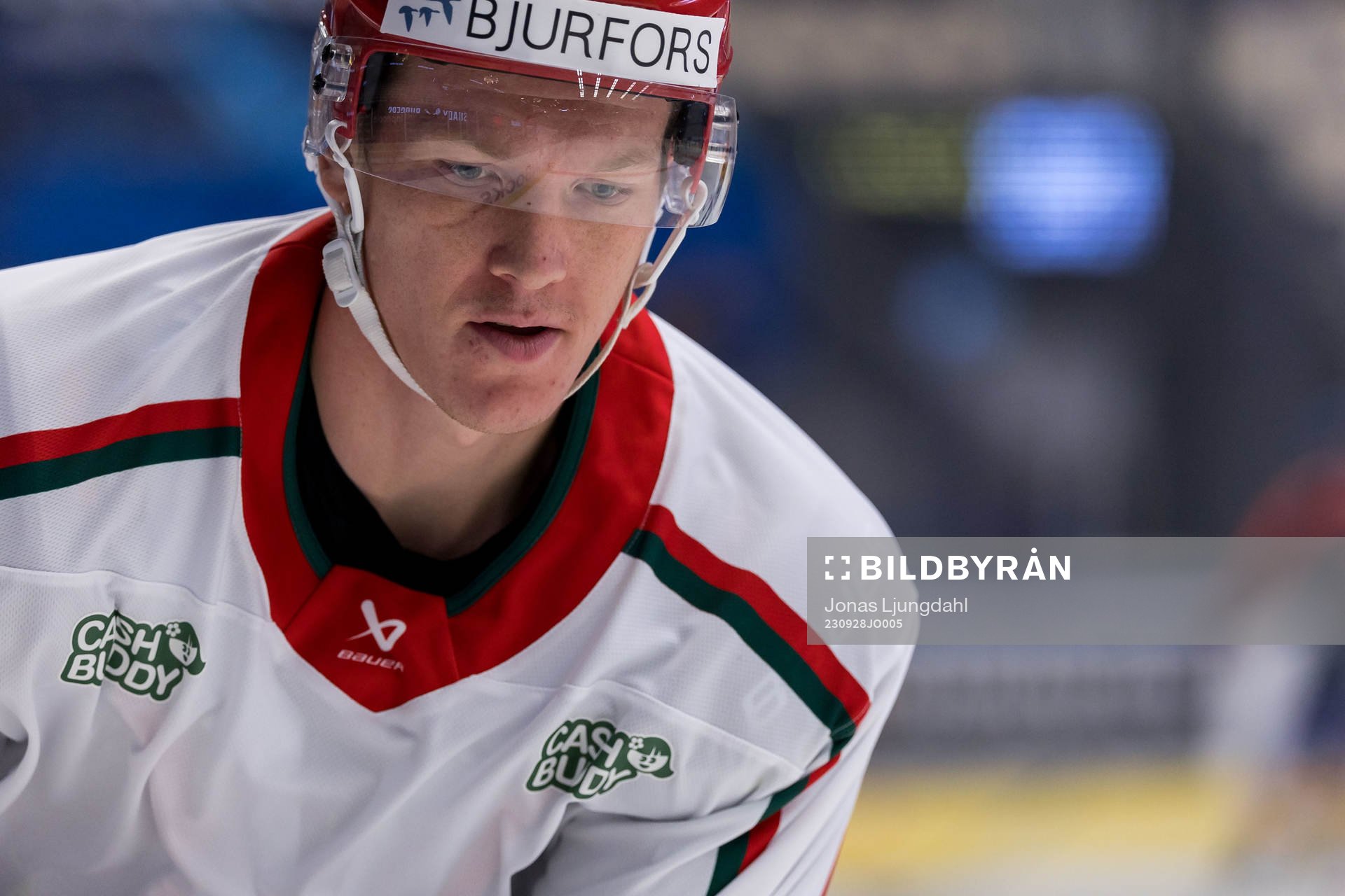 Frölundas Gustav Rydahl värmer upp före ishockeymatchen