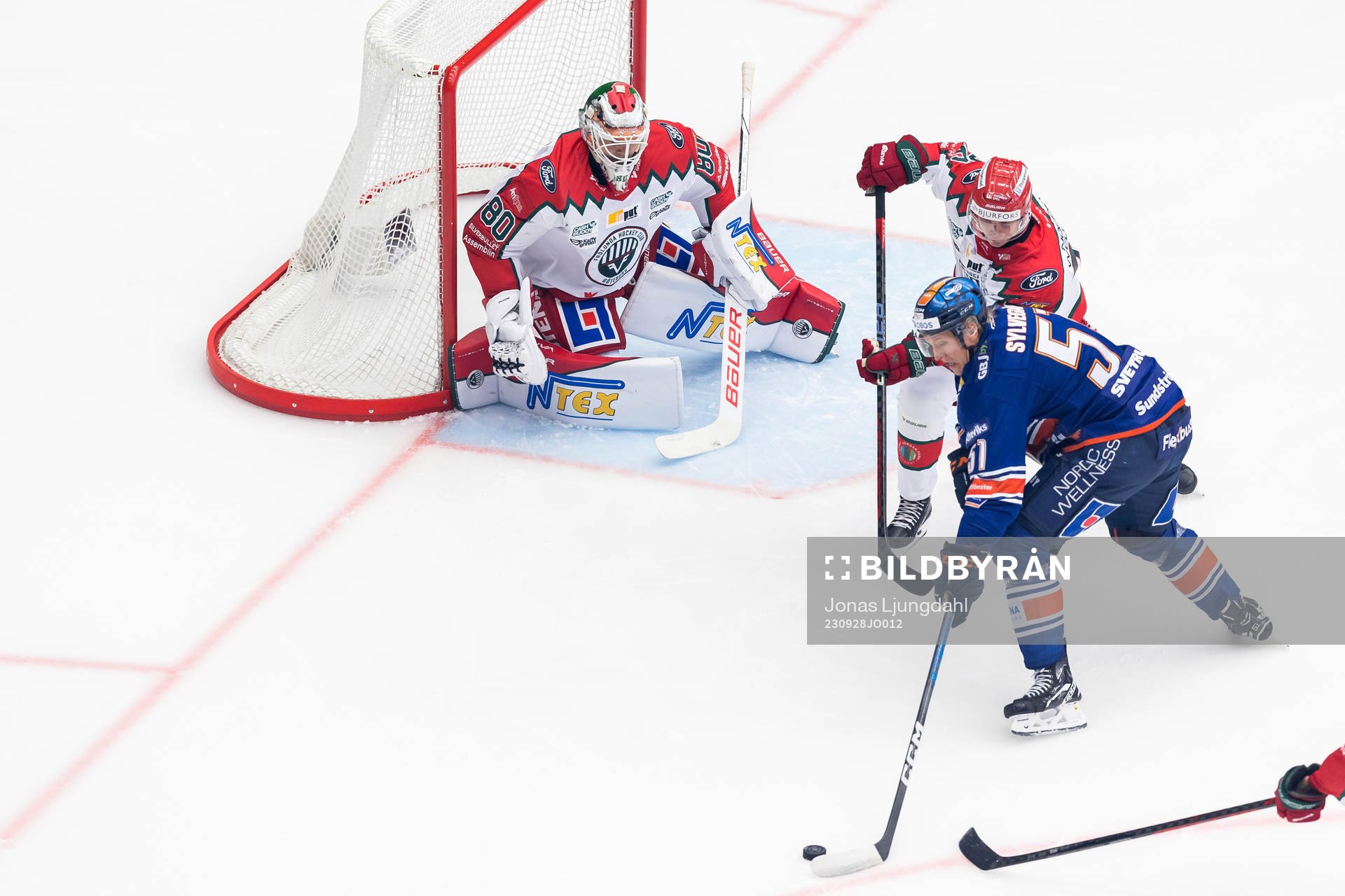 Växjös Emil Sylvegård och Frölundas målvakt Frederik