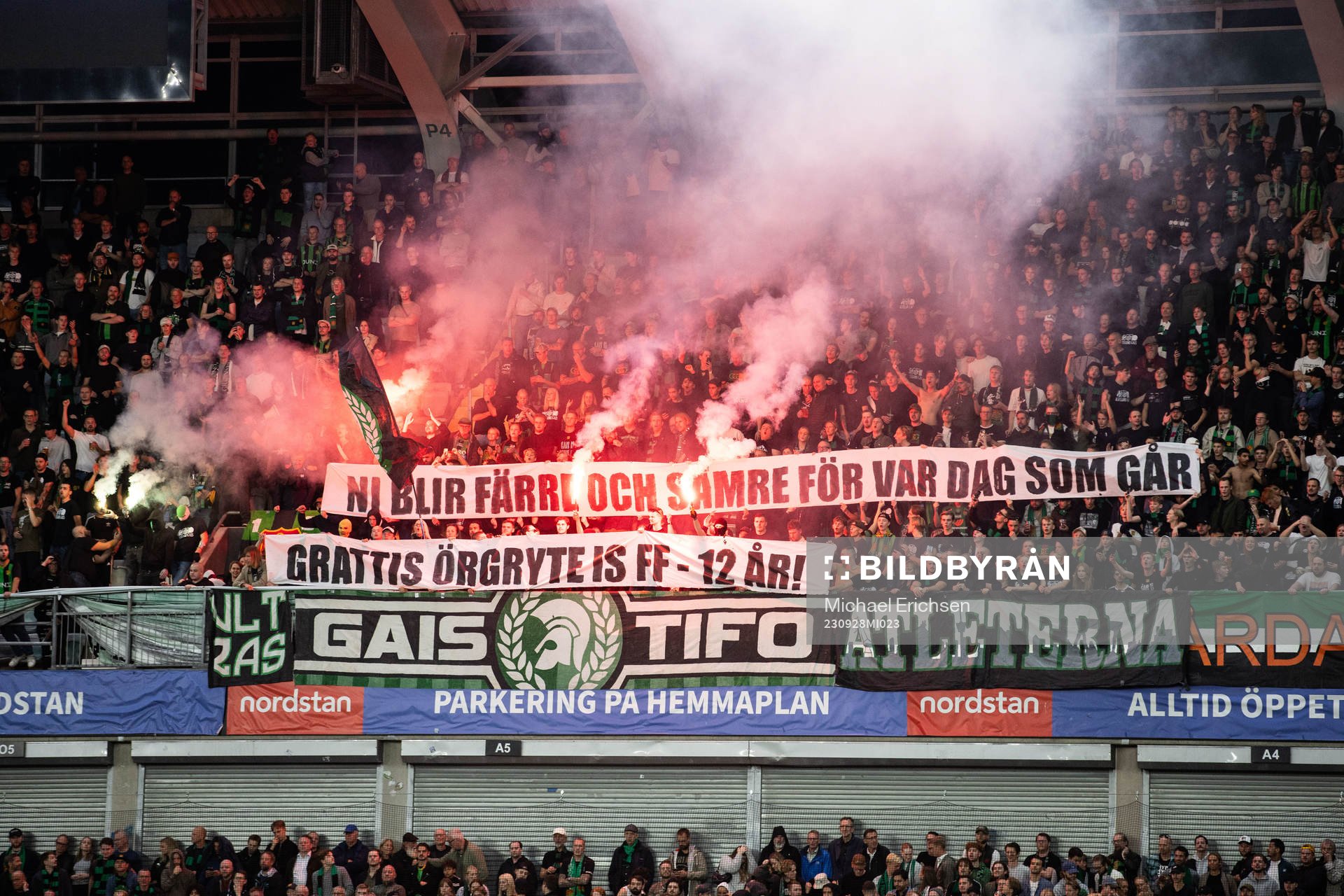 GAIS supportrar med banderoller
