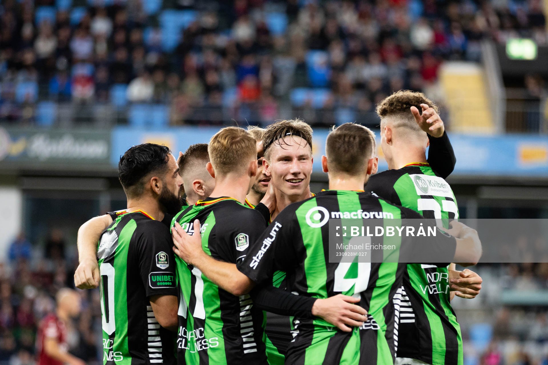 GAIS Robin Frej jublar med lagkamrater