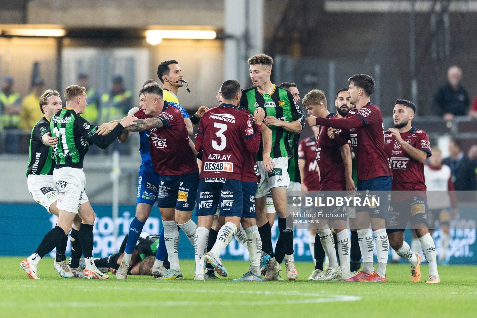 GAIS och Örgrytes spelare i diskussion med Domare Adi