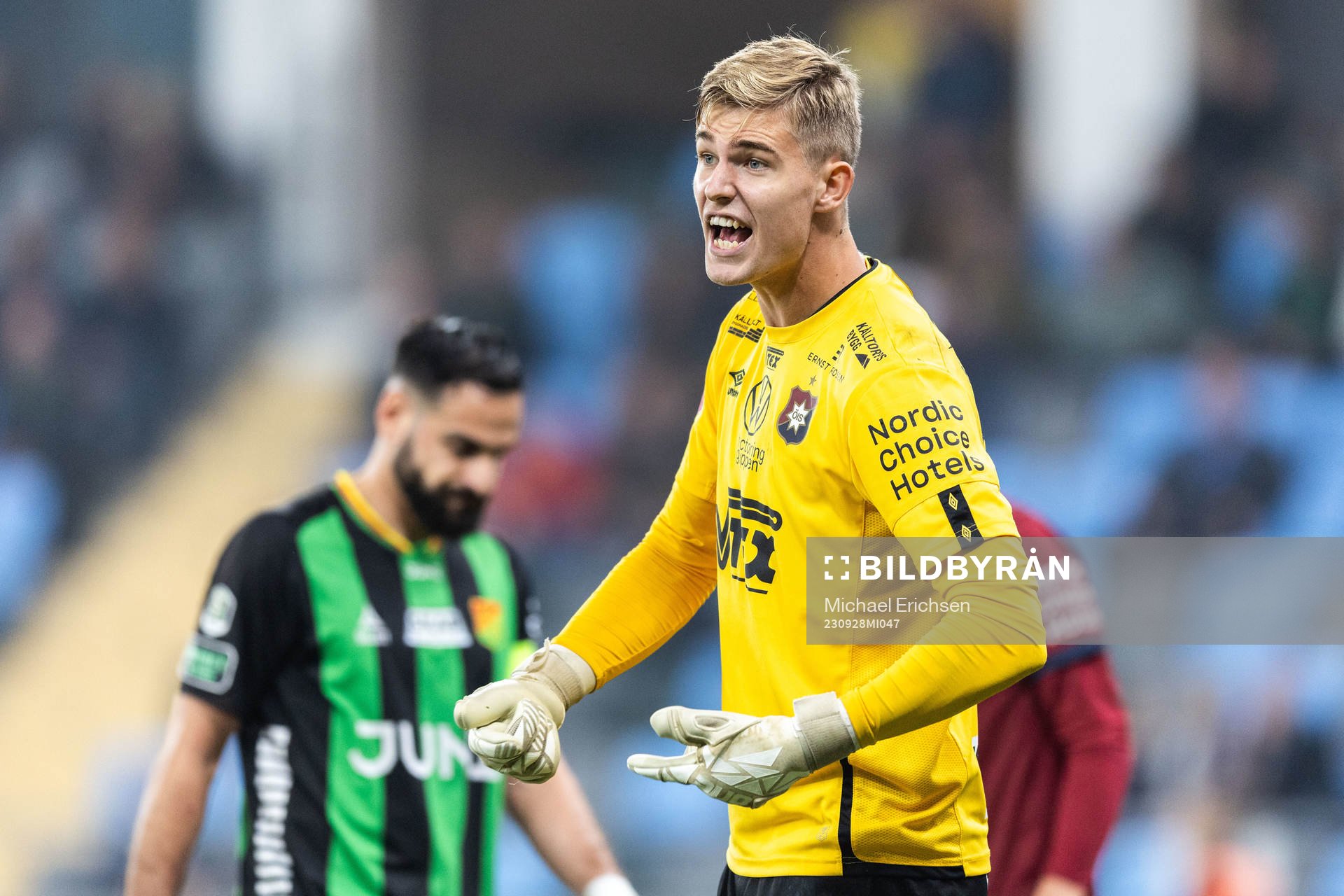 Örgrytes målvakt Mathias Nilsson reagerar