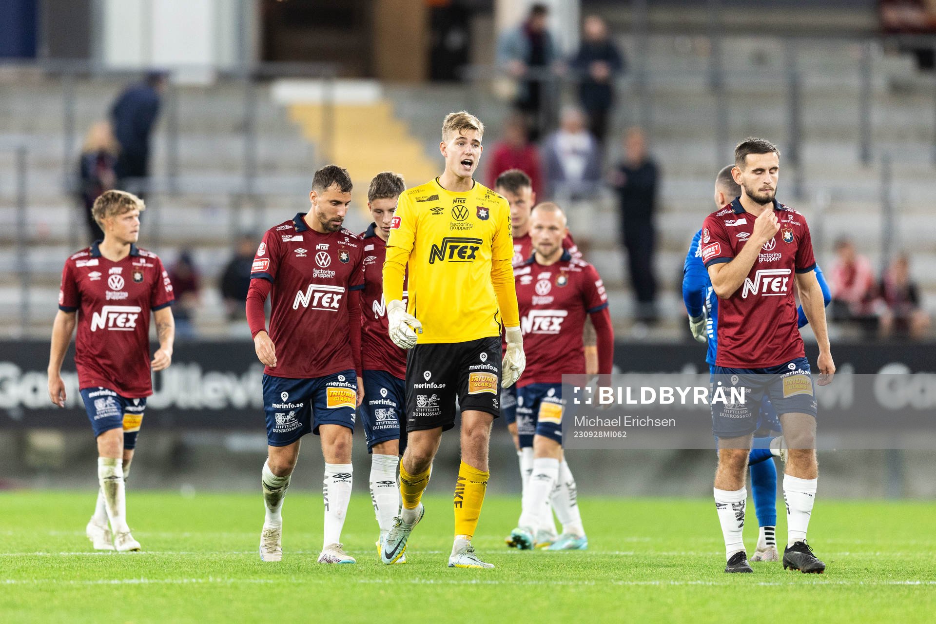 Örgrytes spelare samlas under fotbollsmatchen i Superettan mellan Örgryte och GAIS den 28 september 2023 i Göteborg. 