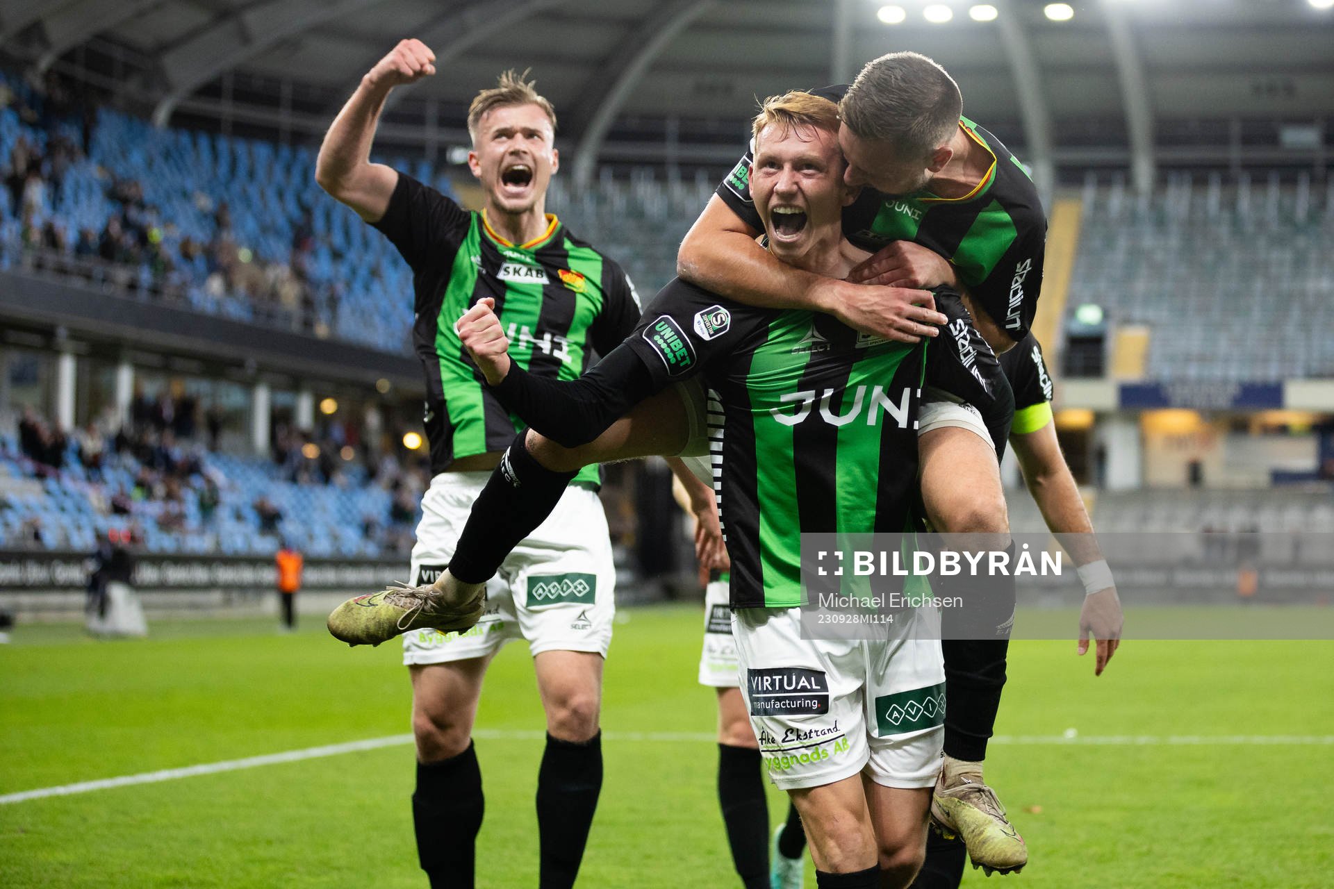 GAIS Julius Lindberg jublar ihop med Axel Norén och