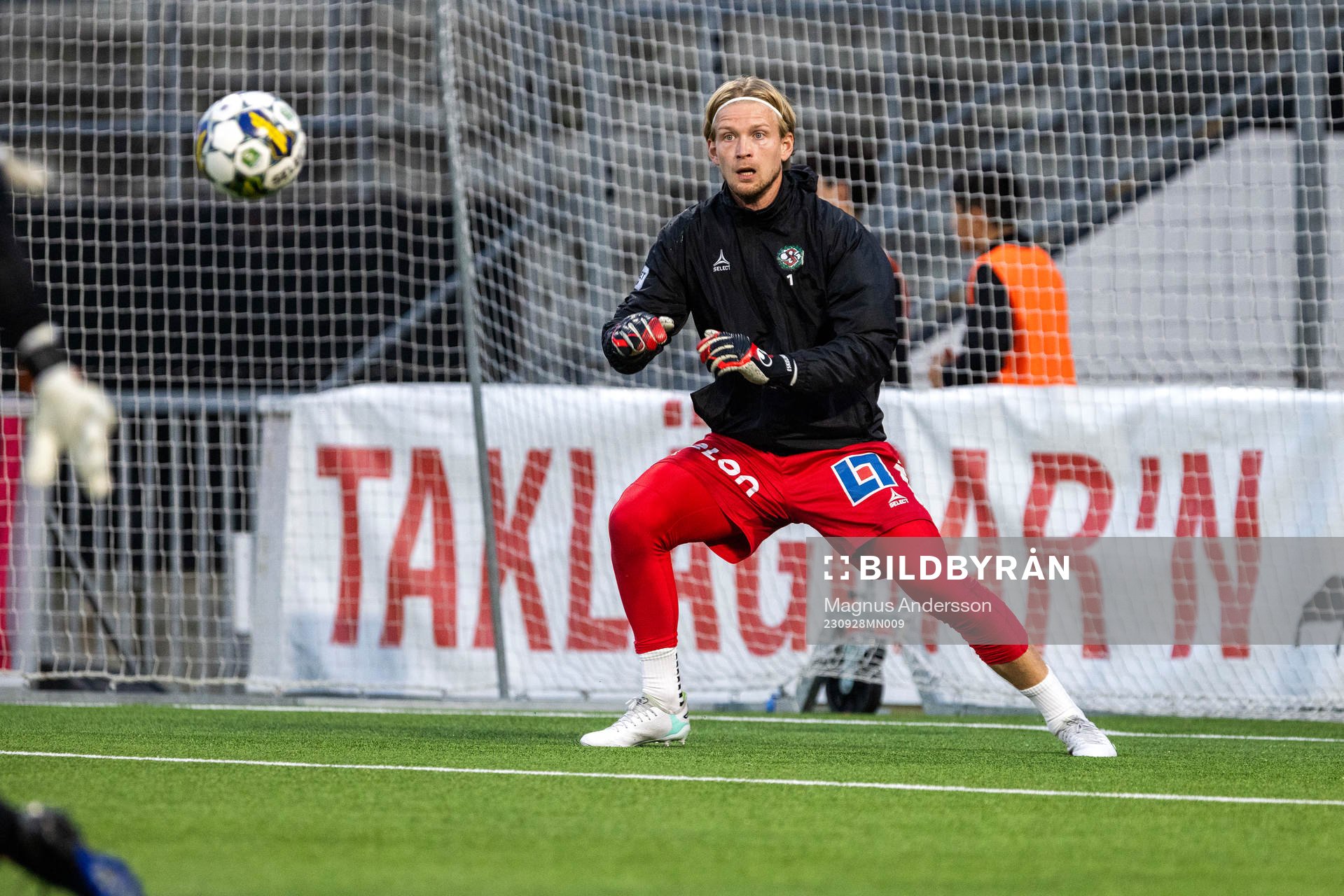 Örebros målvakt William Eskelinen på uppvärmningen