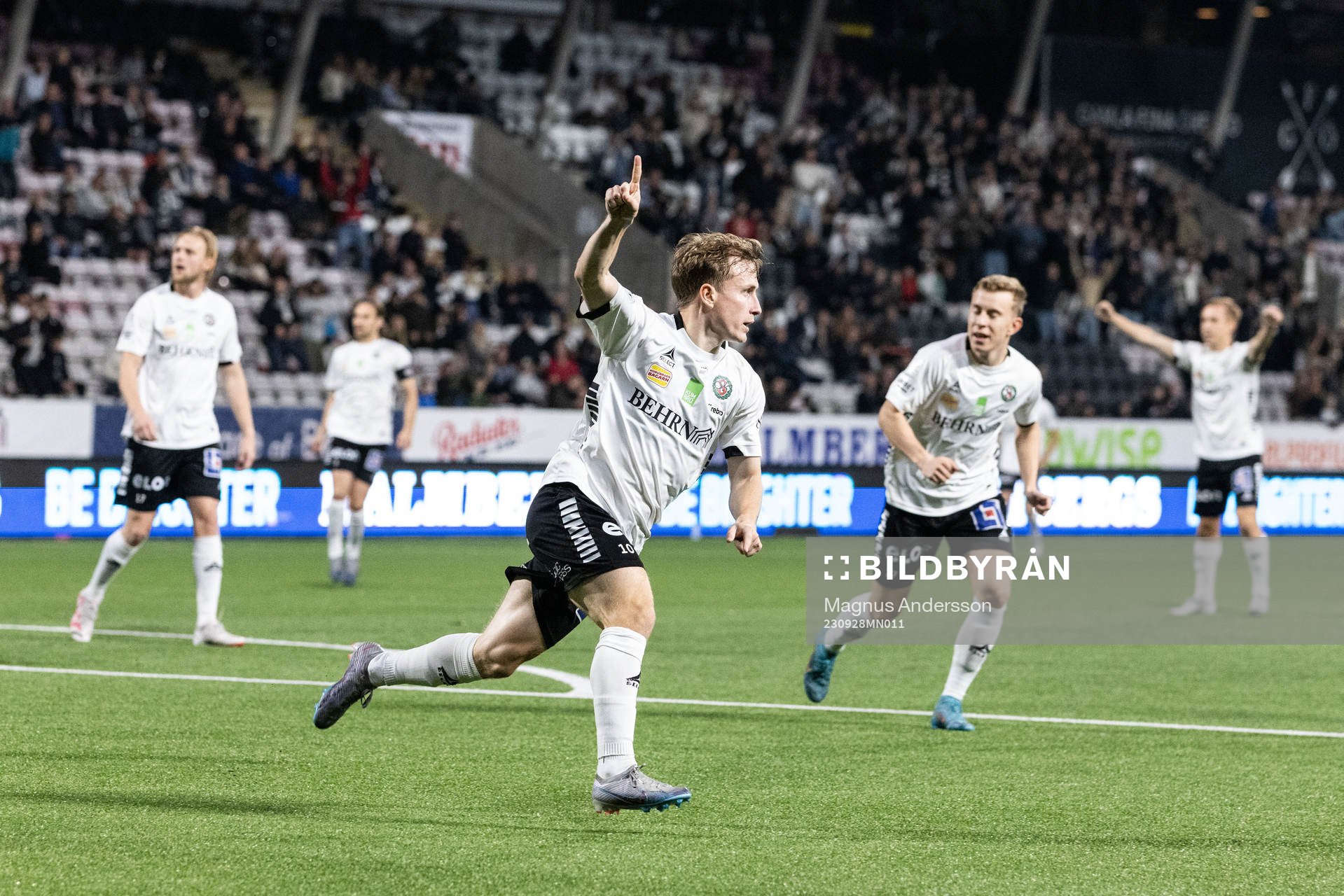Örebros Victor Backman jublar