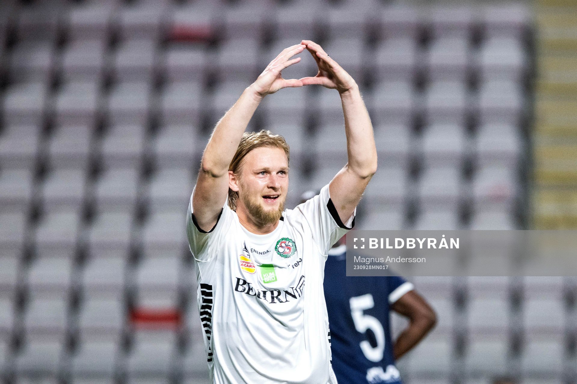 Örebros Kalle Holmberg jublar
