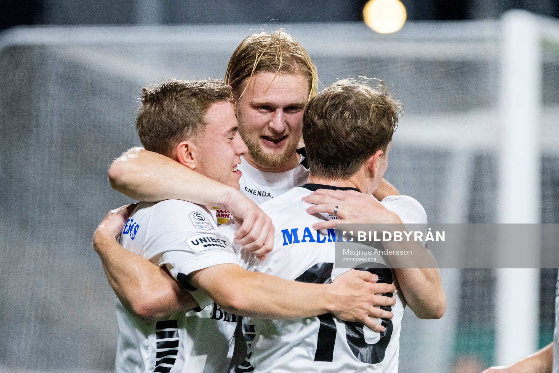 Örebros Kalle Holmberg jublar med lagkamrater