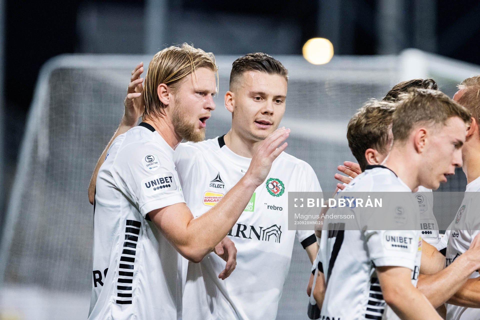 Örebros Kalle Holmberg jublar med lagkamrater