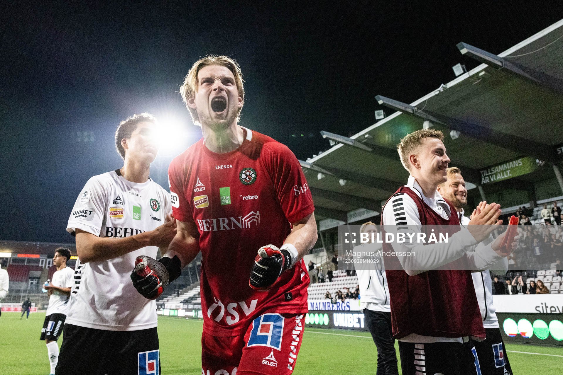 Örebros målvakt William Eskelinen jublar efter fotbollsmatchen i Superettan mellan Örebro och Utsikten den 28 september 2023 i Örebro. 