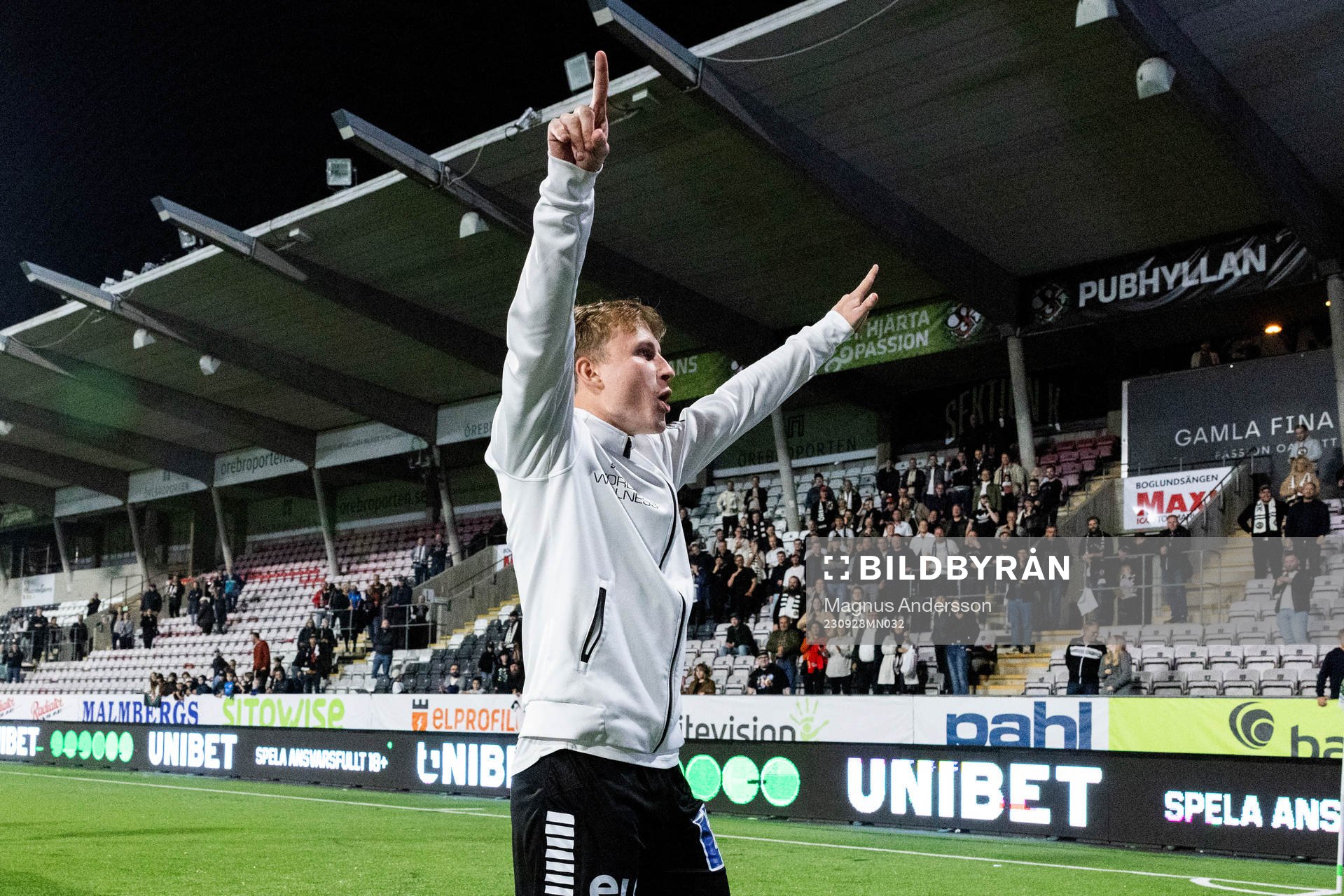 Örebros Victor Backman jublar