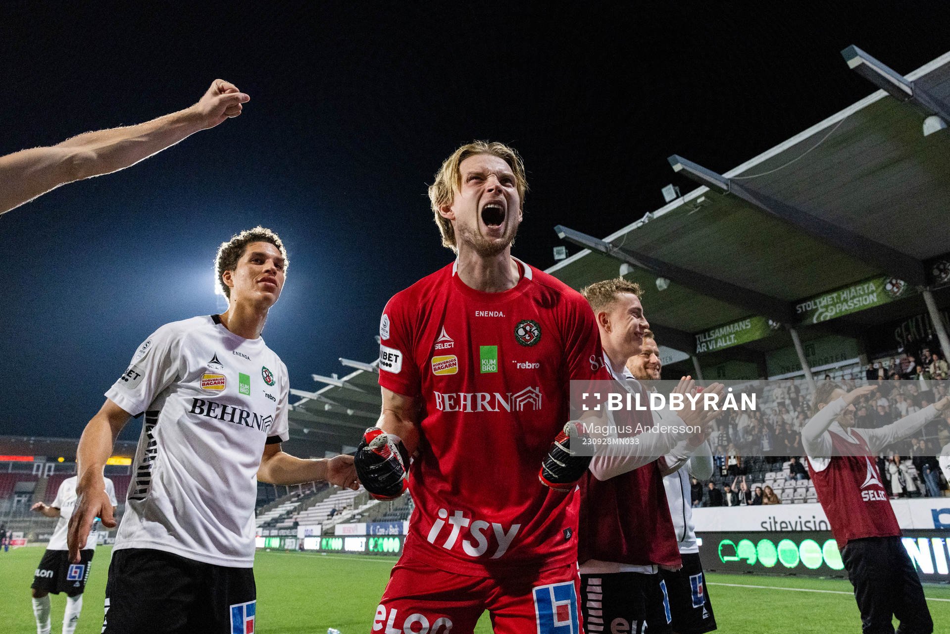 Örebros målvakt William Eskelinen jublar