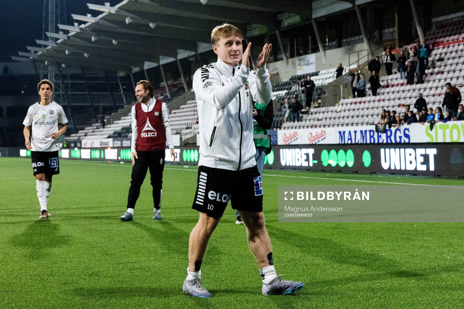Örebros Victor Backman jublar
