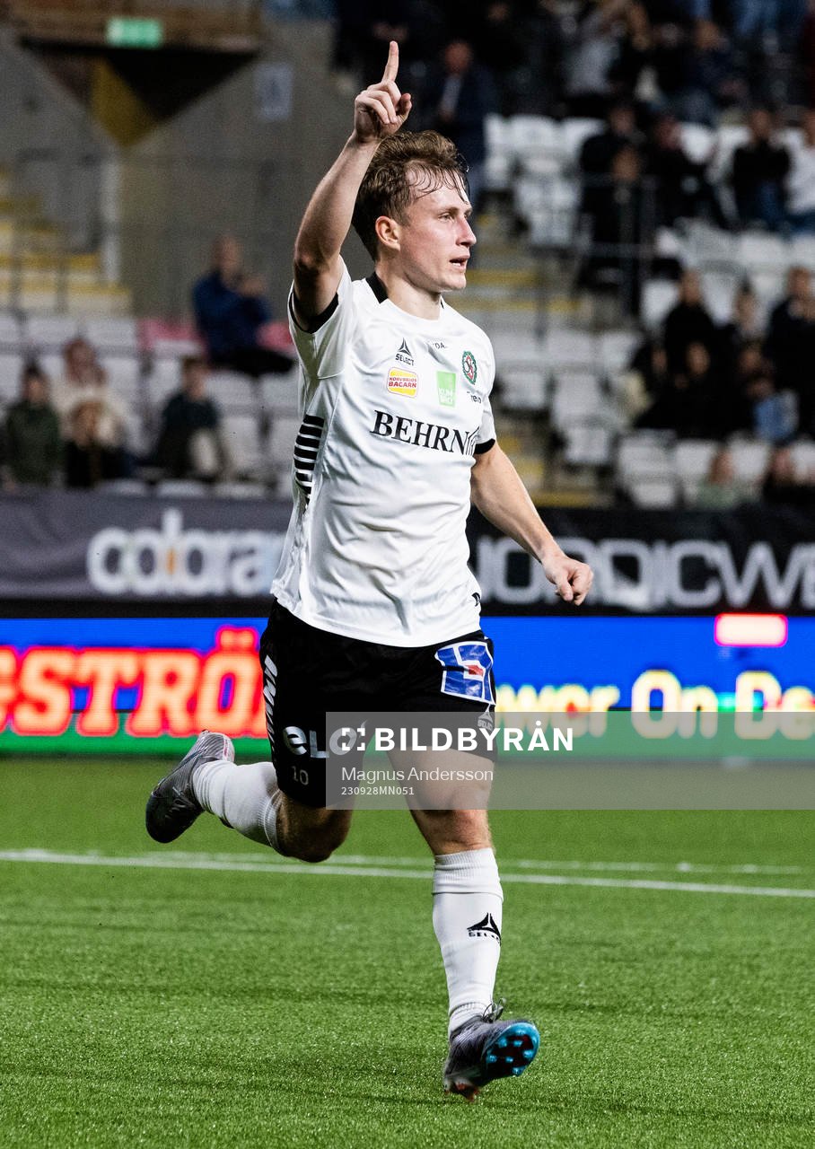 Örebros Victor Backman jublar