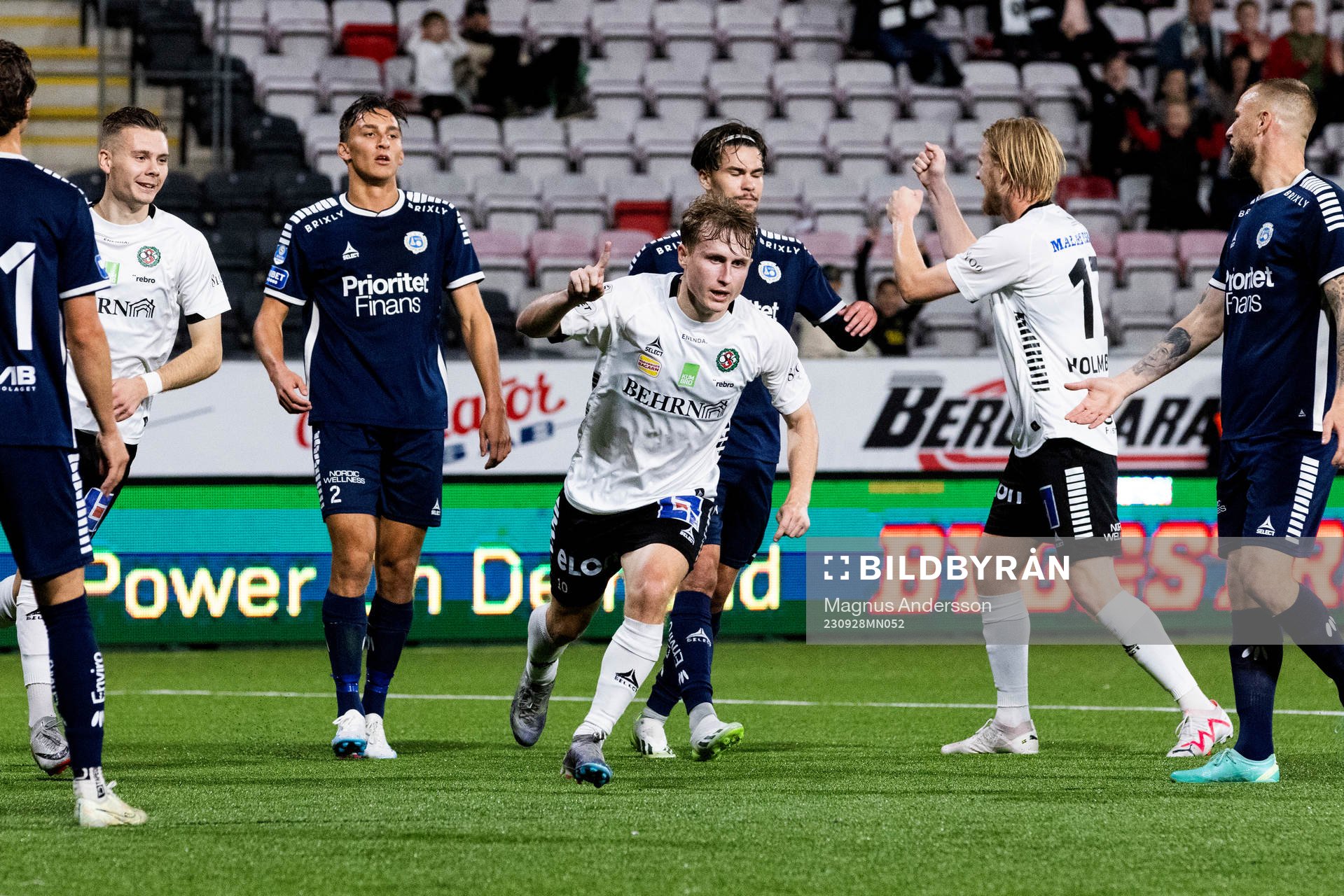 Örebros Victor Backman jublar