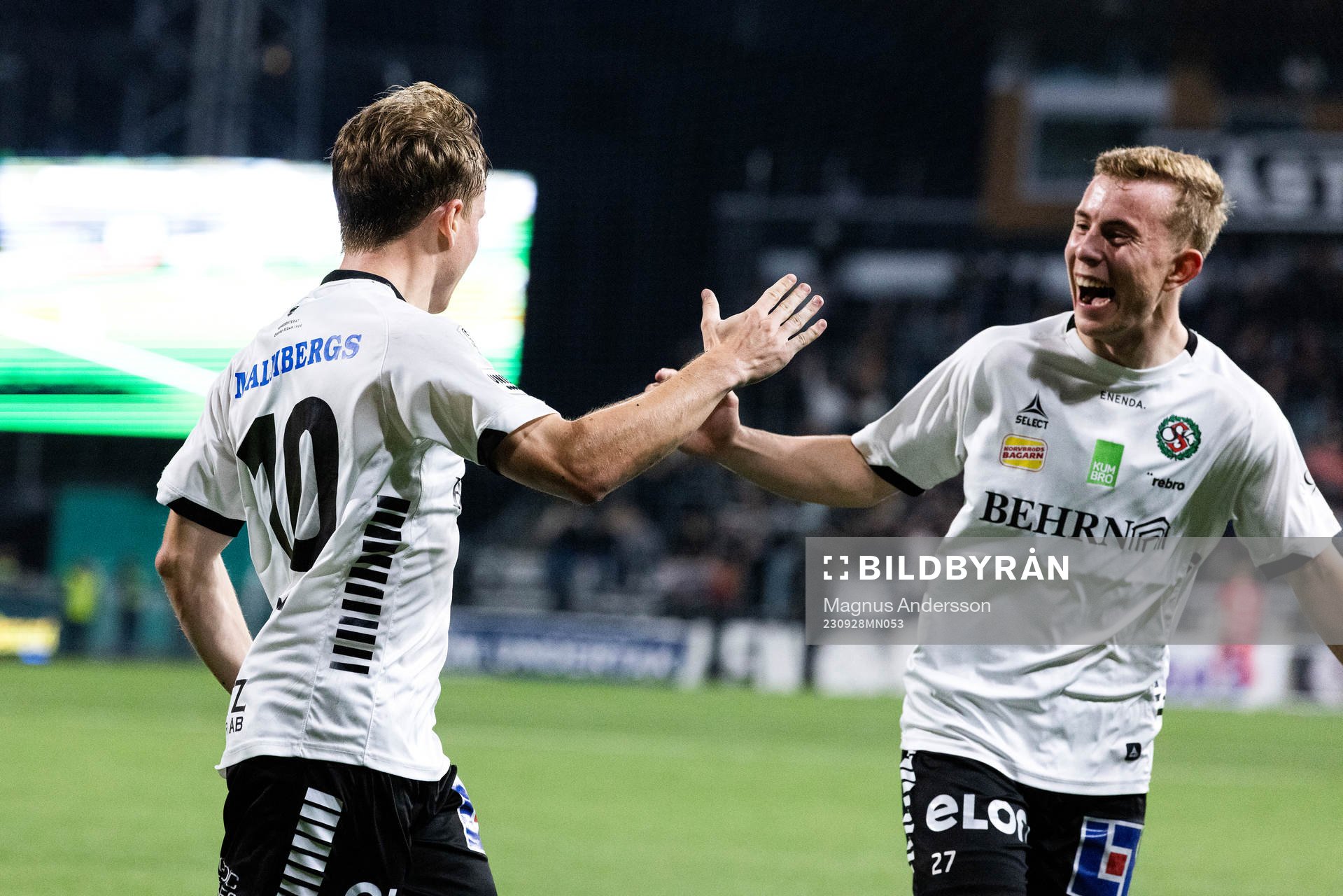 Örebros Victor Backman och Valgeir Valgeirsson jublar