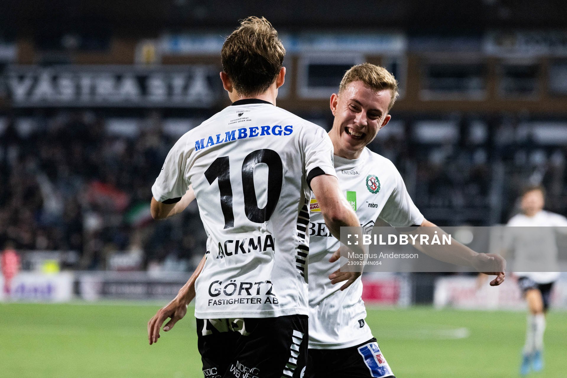 Örebros Victor Backman och Valgeir Valgeirsson jublar efter 3-0 under fotbollsmatchen i Superettan mellan Örebro och Utsikten den 28 september 2023 i Örebro.