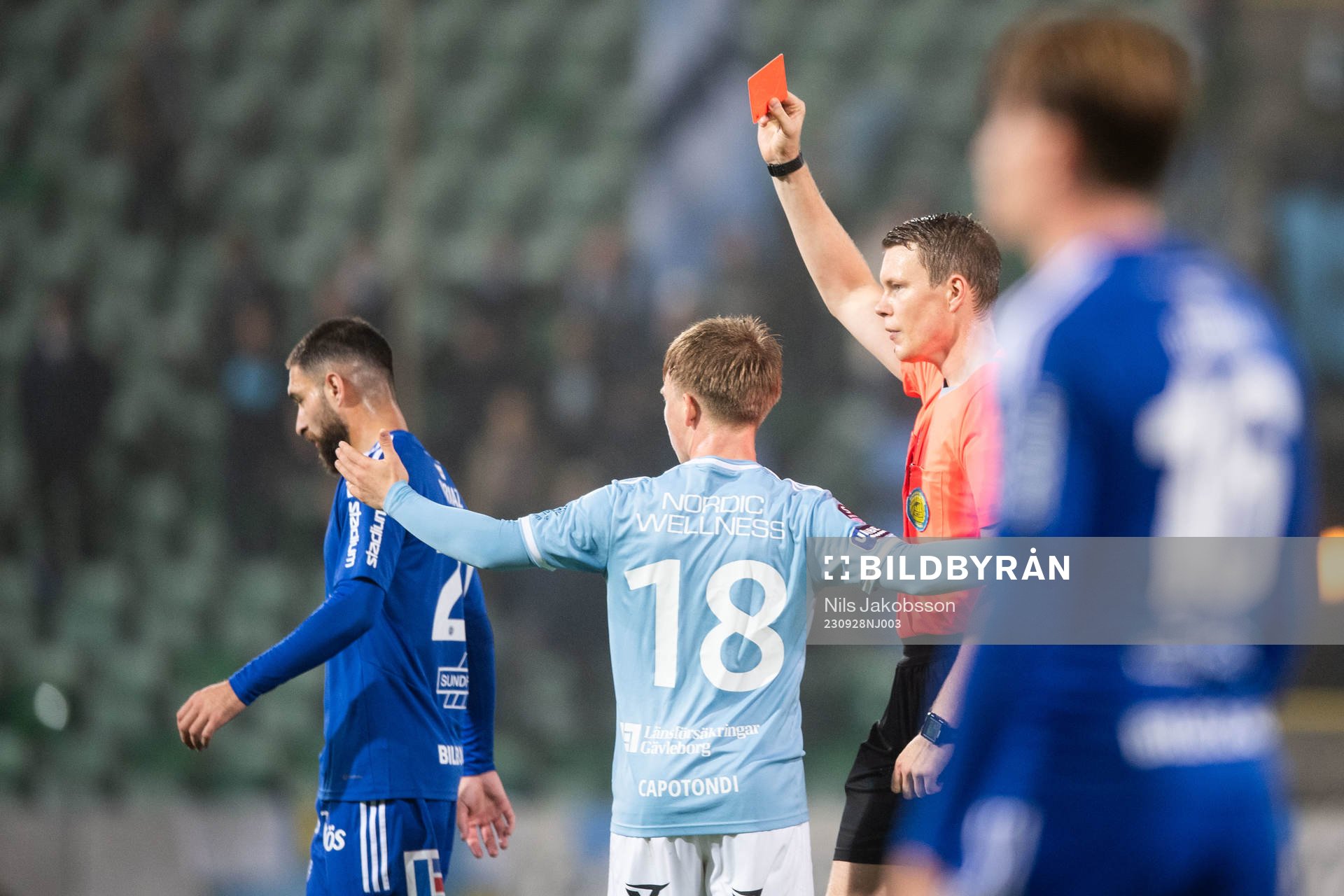 Gefles Constantino Capotondi tilldelas rött kort av Domare