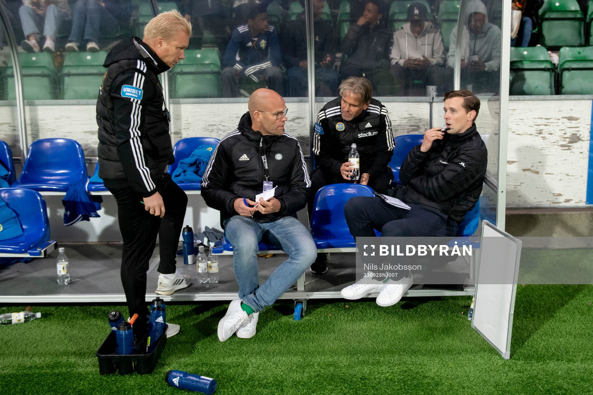 GIF Sundsvalls assisterande tränare Benny Matsson, Joel Cedergren och tränare Douglas Jakobsen under fotbollsmatchen i Superettan mellan GIF Sundsvall och Gefle den 28 september 2023 i Sundsvall.