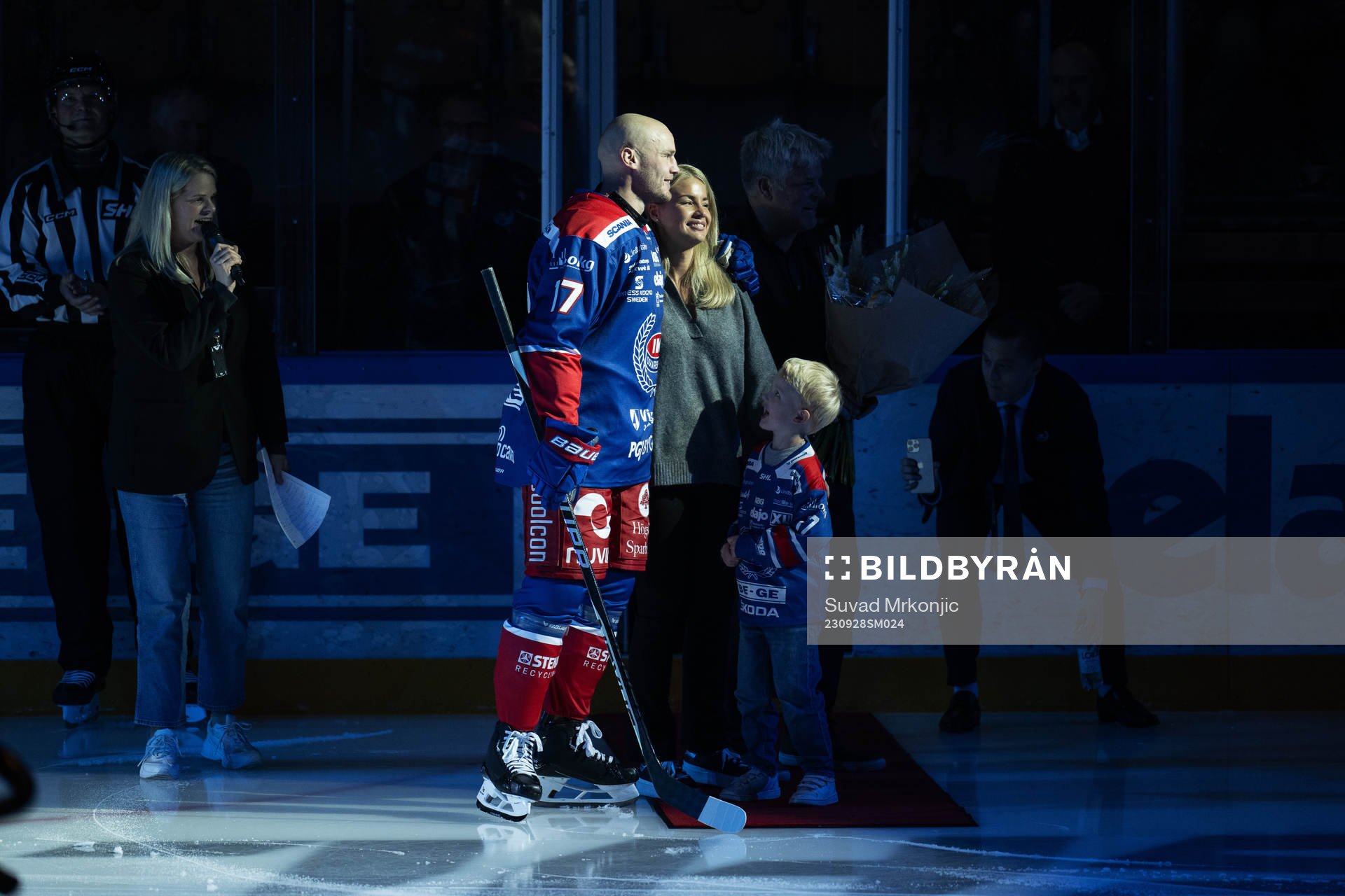 Oskarshamns Jonas Engström hyllas före  ishockeymatchen i