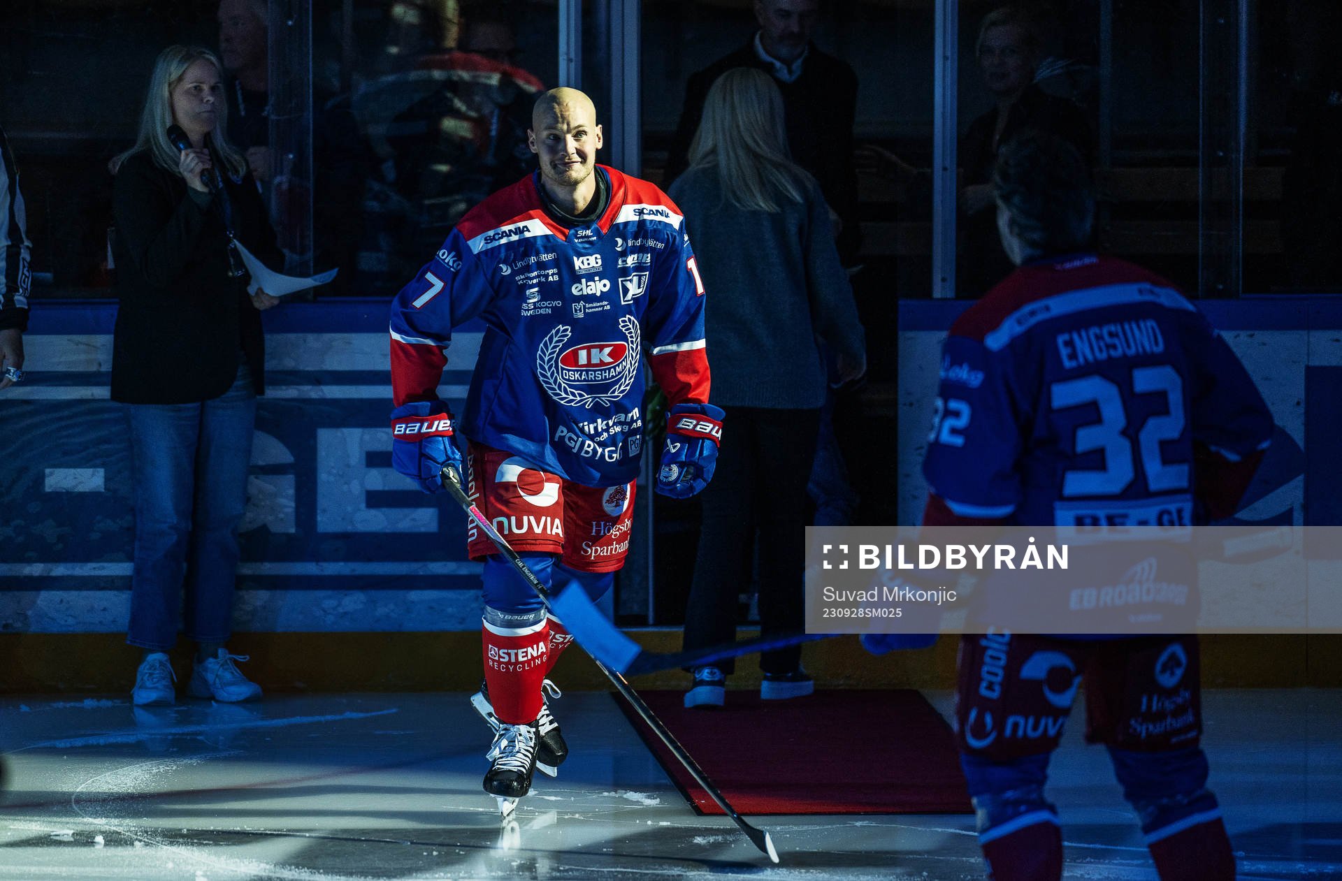 Oskarshamns Jonas Engström hyllas före  ishockeymatchen i