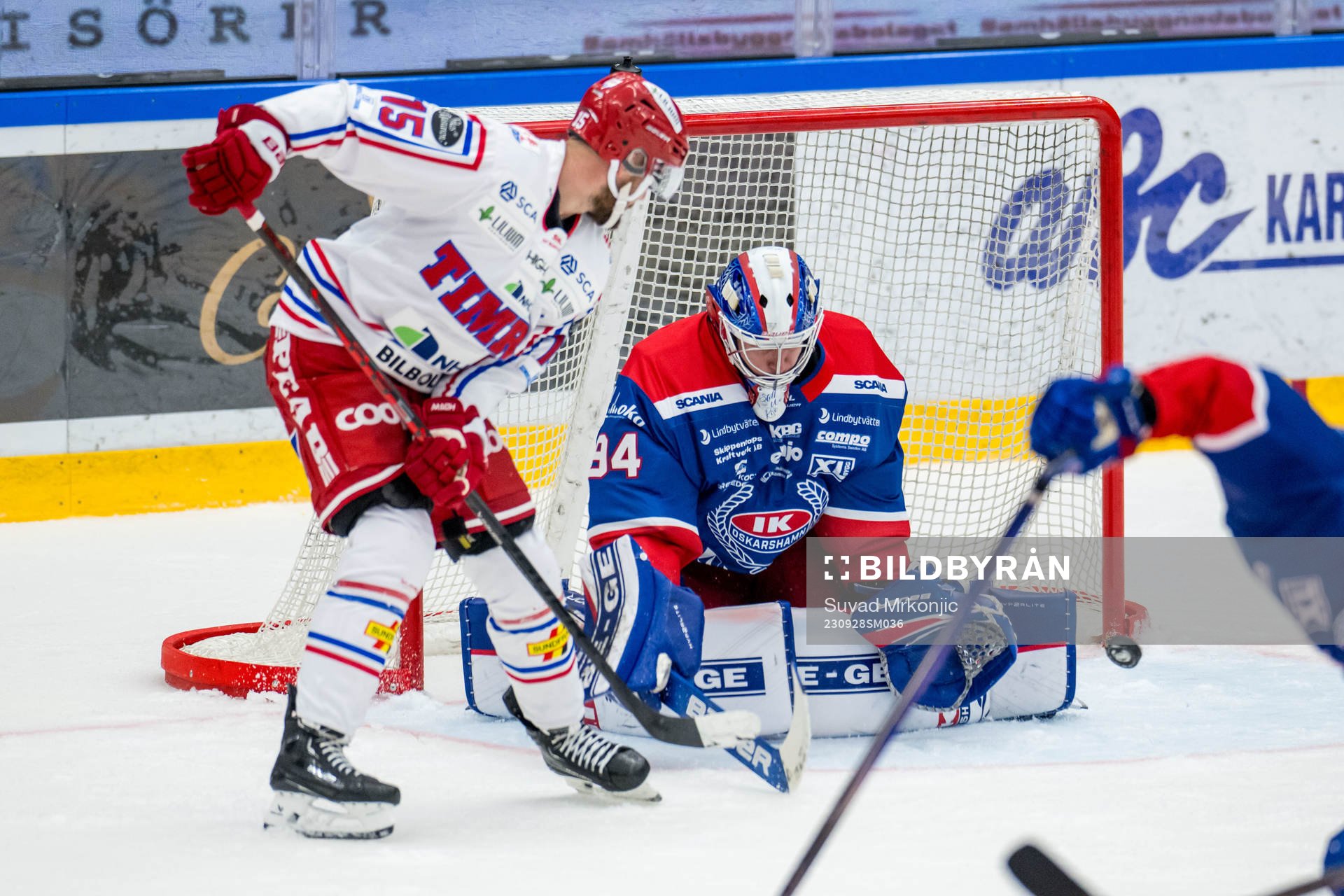 Timrås Panu Mieho och Oskarshamns målvakt Marek Langhamer