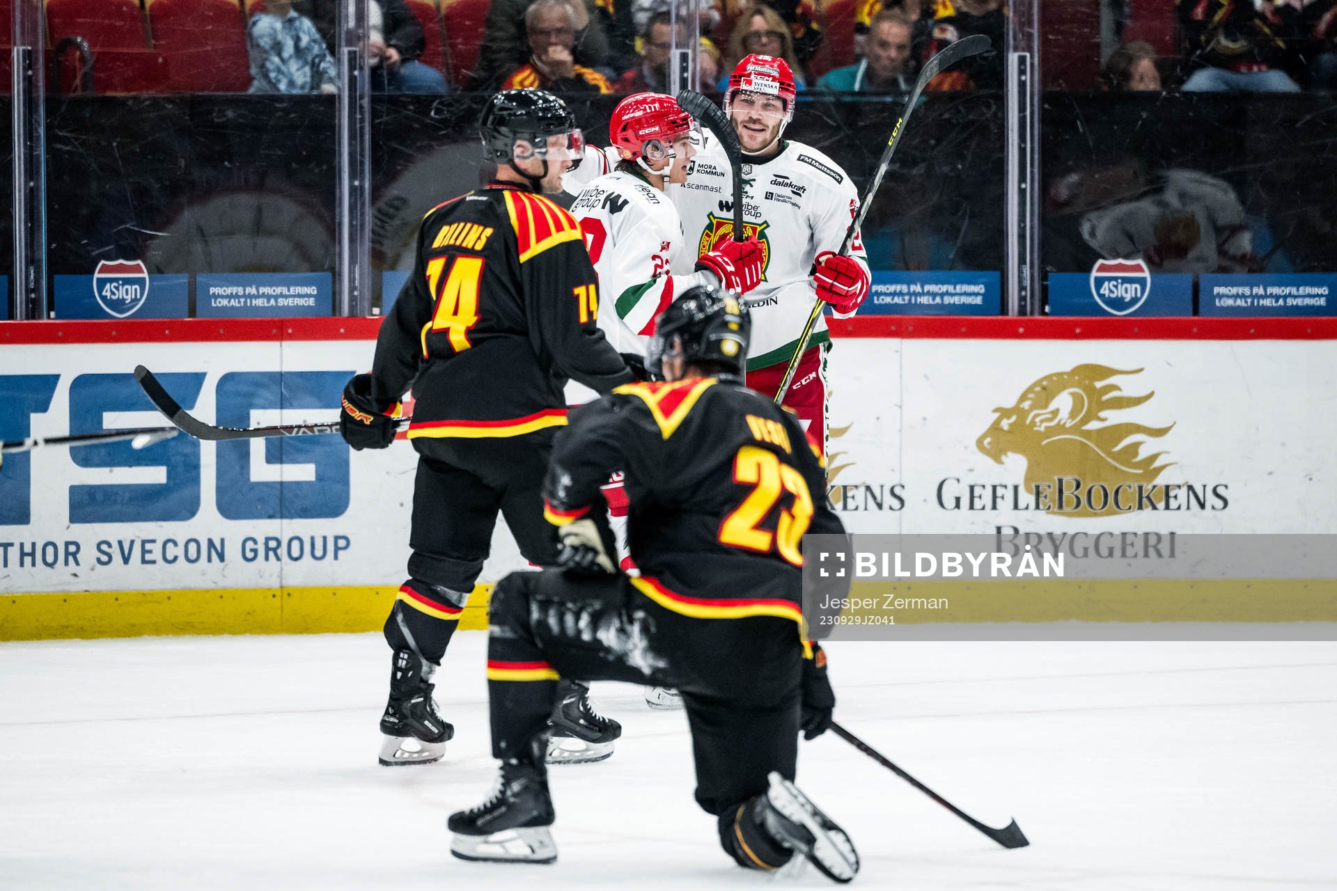Moras Johan Persson jublar med lagkamrater