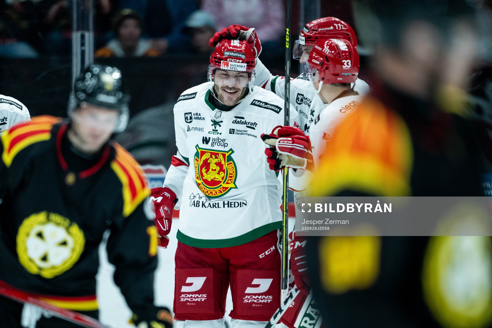 Moras Johan Persson jublar med lagkamrater