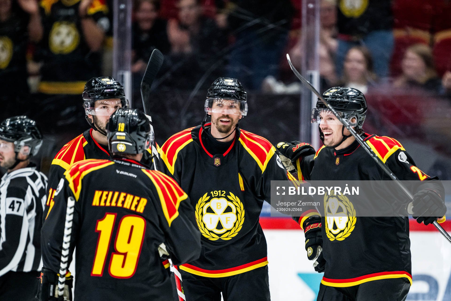 Brynäs Anton Rödin jublar med lagkamrater