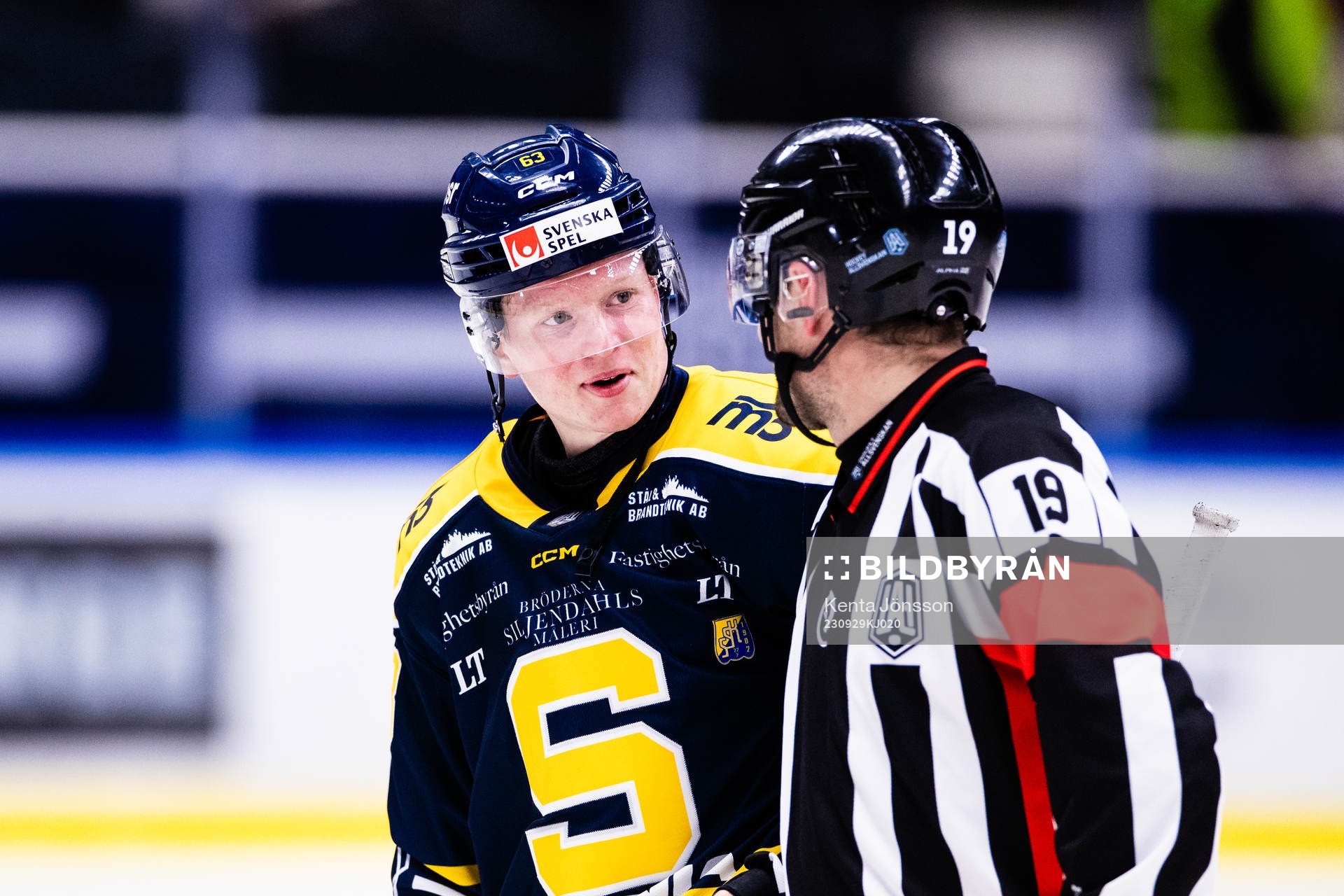 Södertäljes Julius Bergman i samtal med domare
