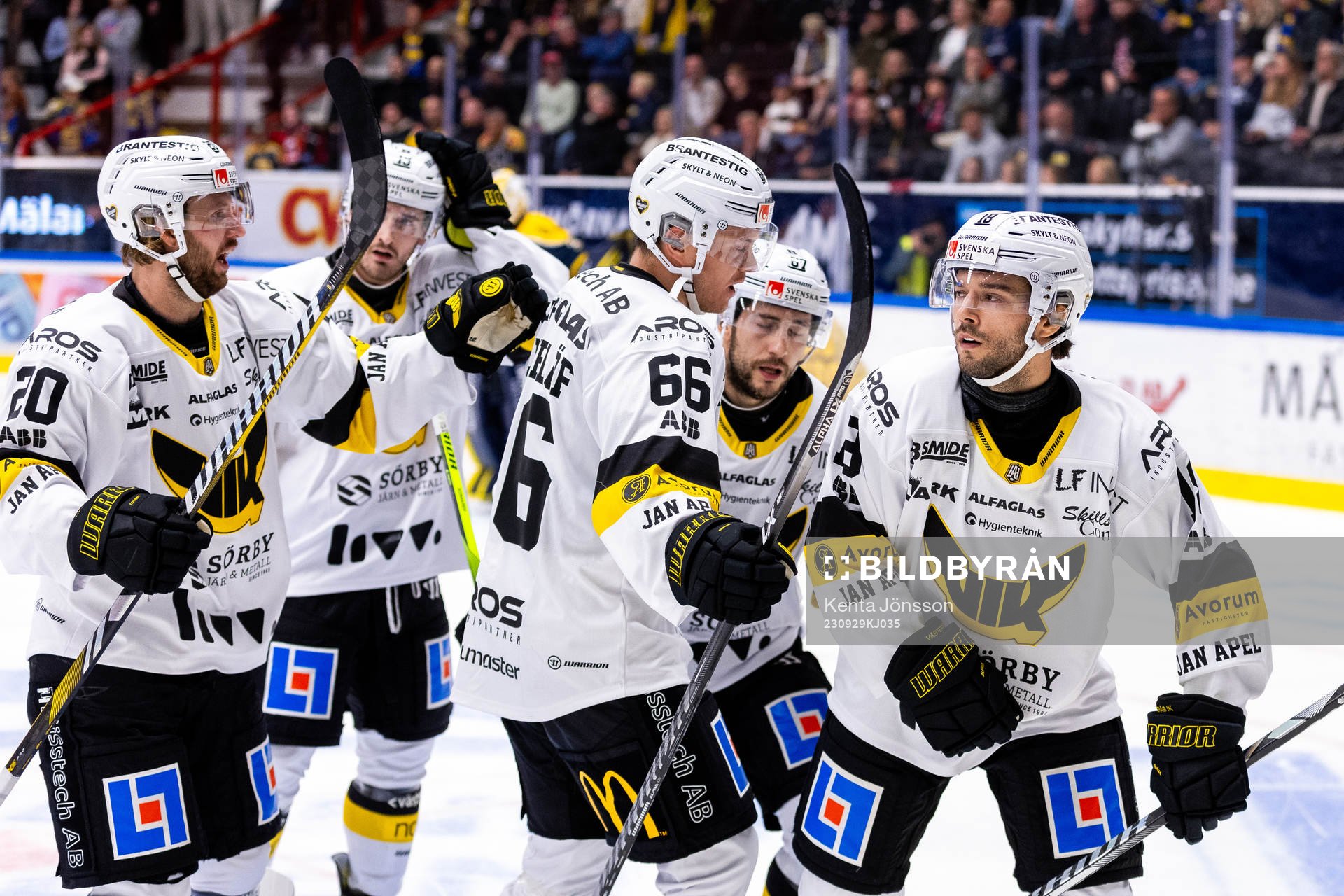 Västerås Shane Gersich jublar med lagkamrater