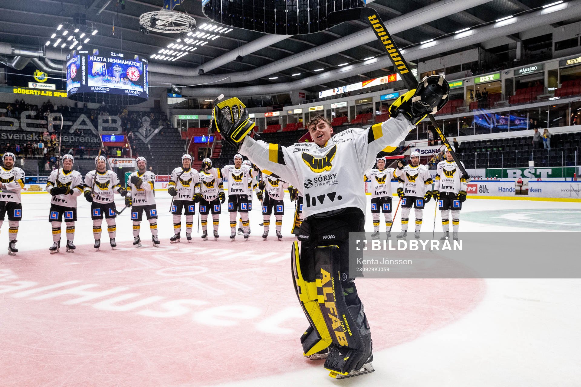 Västerås målvakt Ian Blomquist jublar