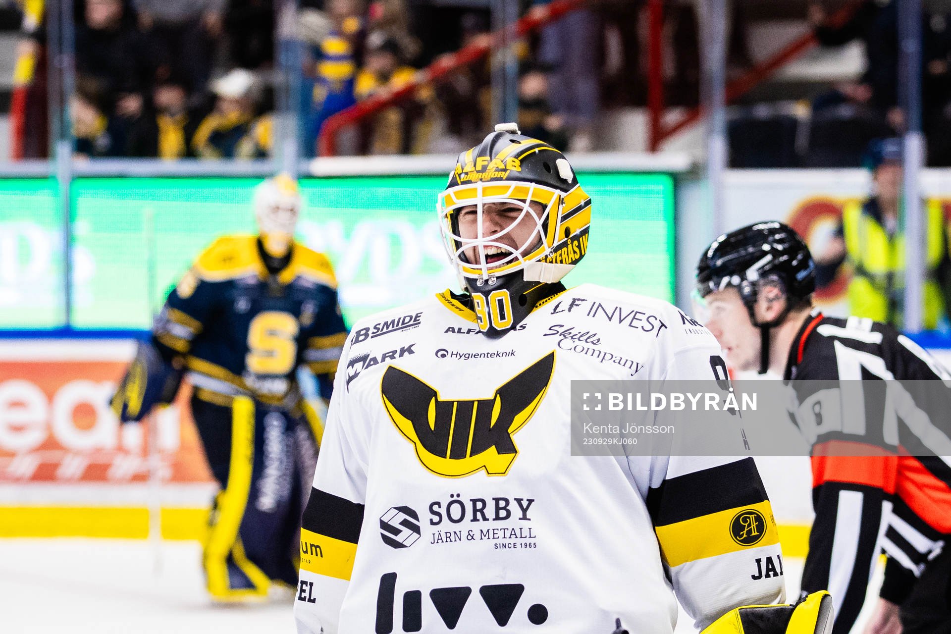 Västerås målvakt Ian Blomquist jublar
