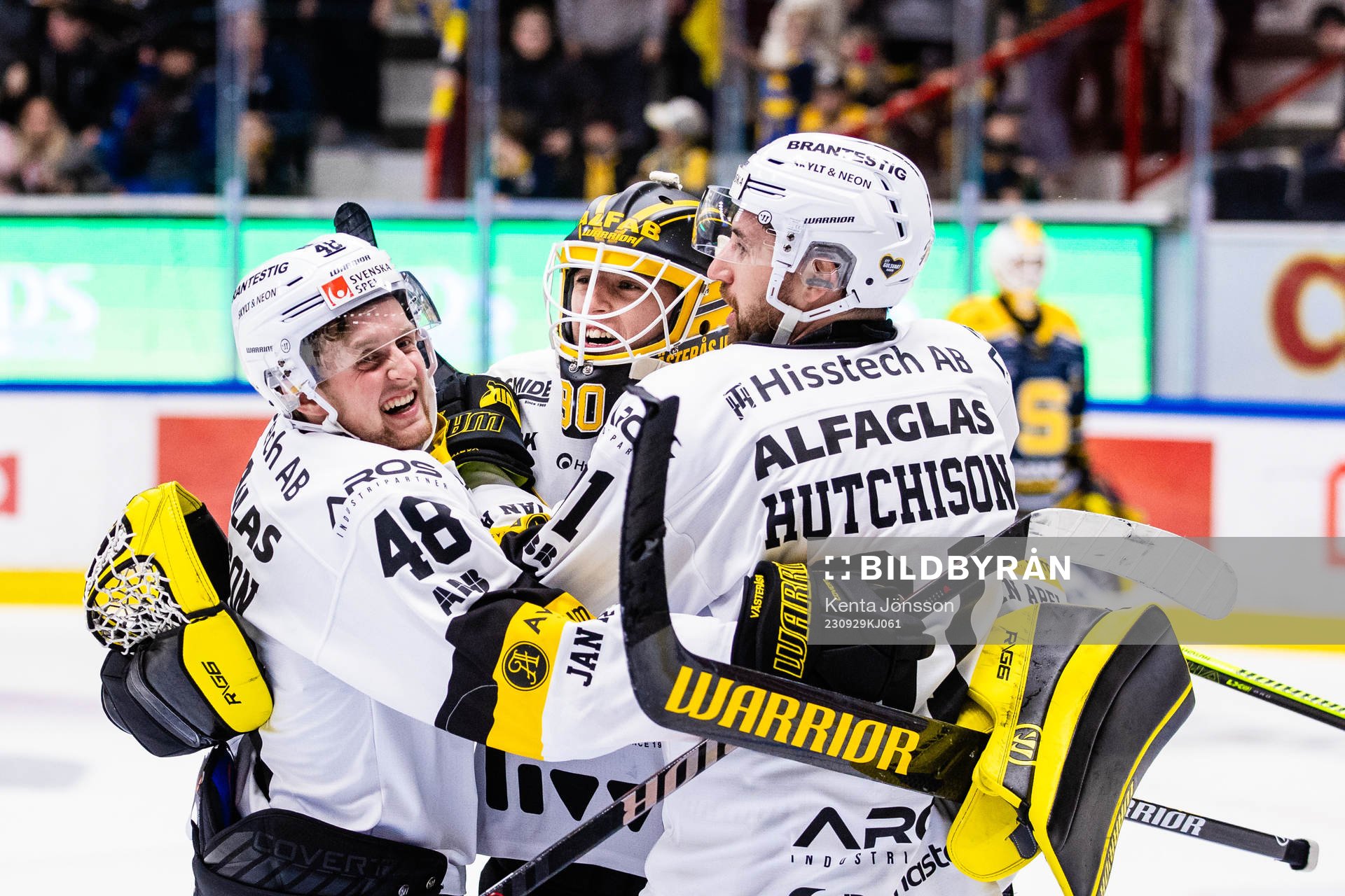 Västerås målvakt Ian Blomquist jublar med Karl Andersson