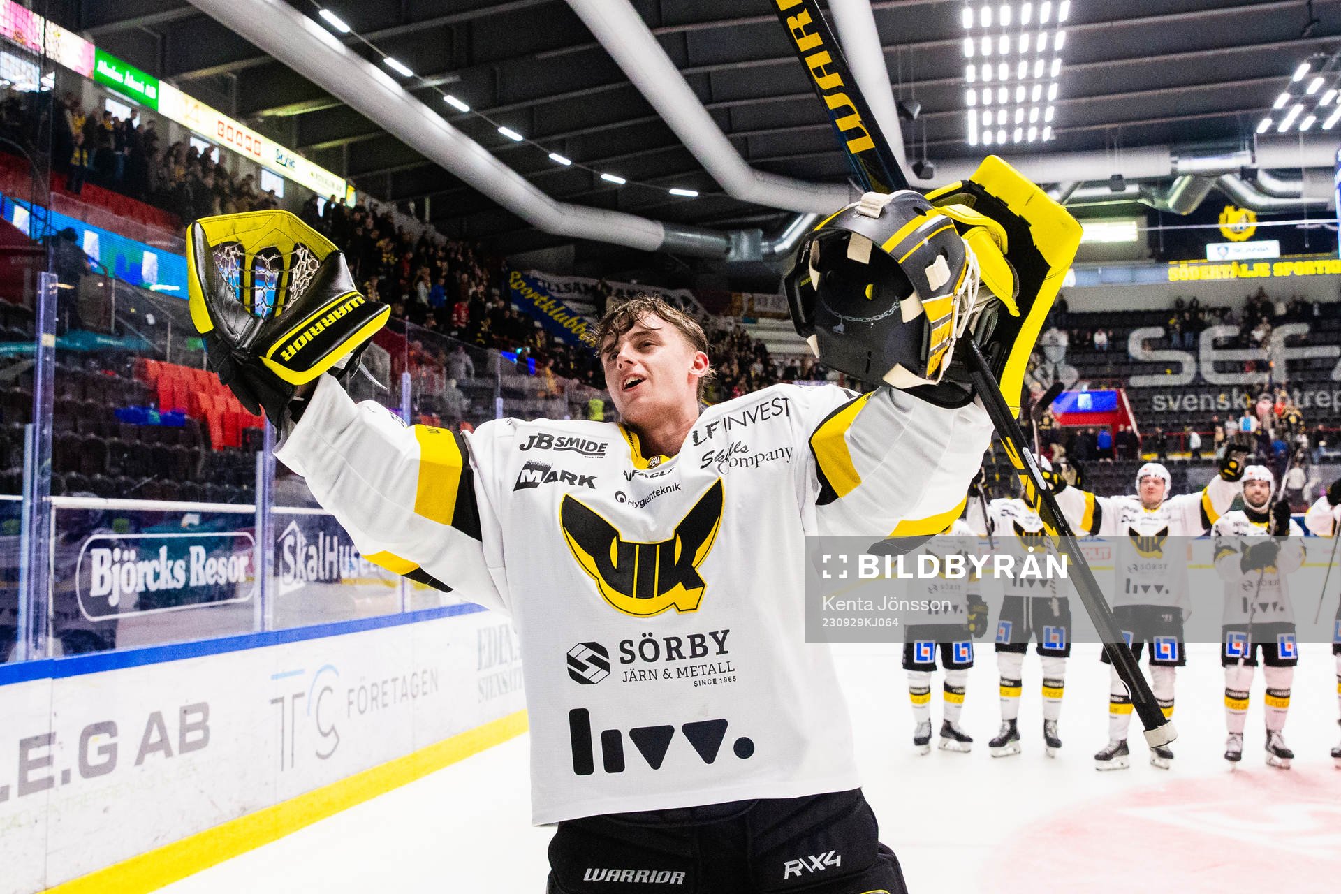 Västerås målvakt Ian Blomquist jublar