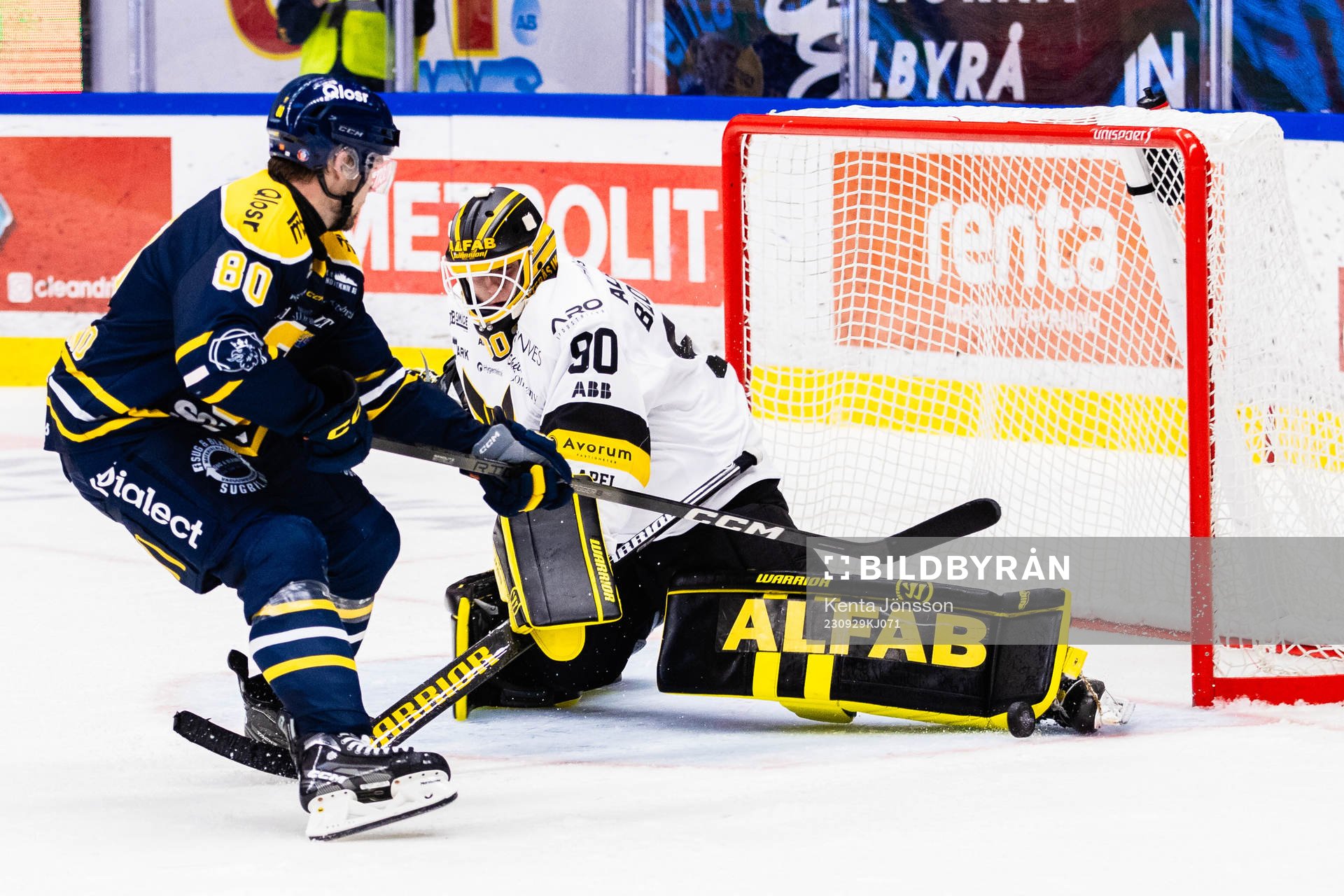 Västerås målvakt Ian Blomquist med en räddning mot
