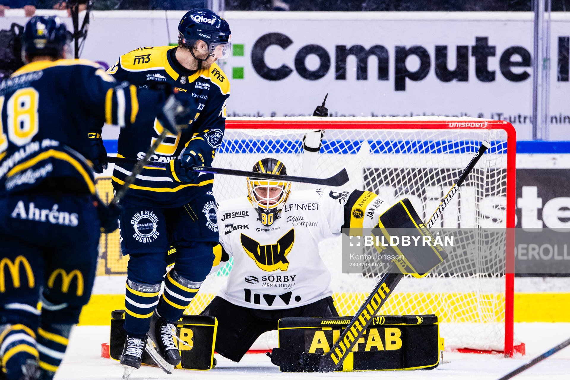 Västerås målvakt Ian Blomquist med en räddning i