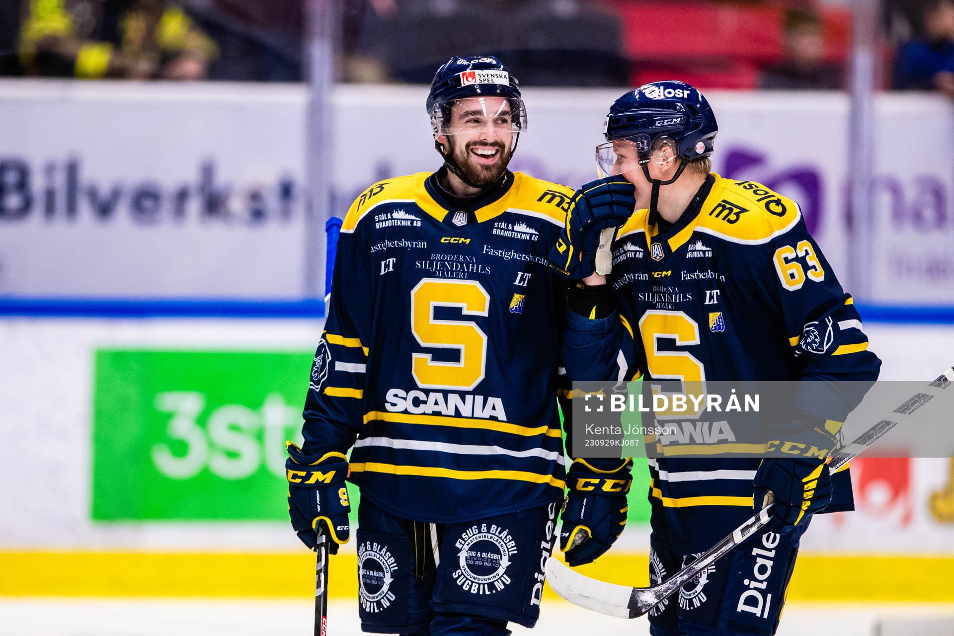 Södertäljes Dominic Turgeon (v) jublar med Julius Bergman