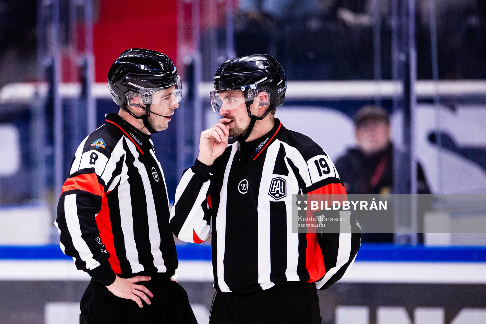 Domarna Oscar Niklasson och David Laksola
