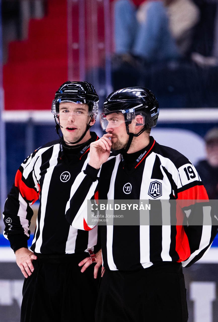 Domarna Oscar Niklasson och David Laksola