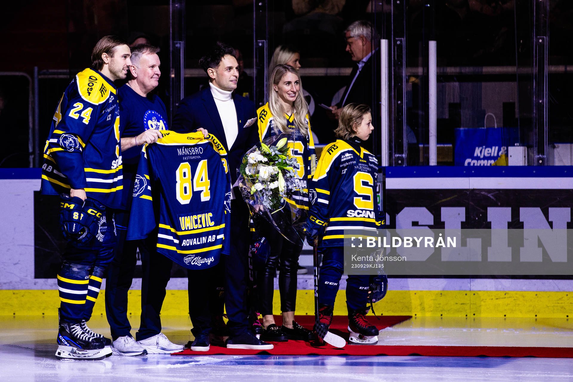 Södertäljes Jacob Dahlström lämnar över matchtröja