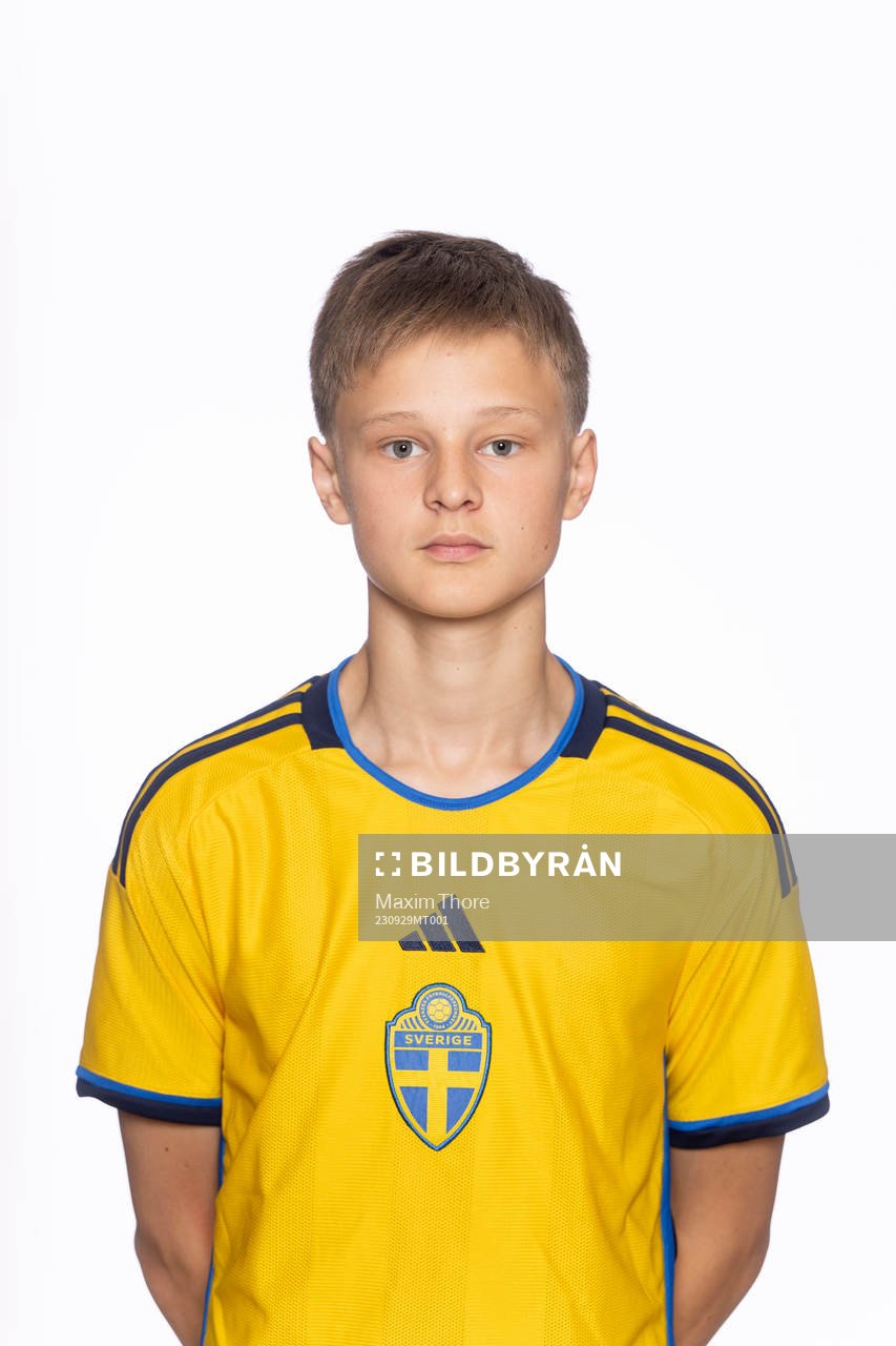 William Eriksson poserar för ett porträtt under en fotografering med det svenska P15 future team landslaget i fotboll den 29 september 2023 i Stockholm.