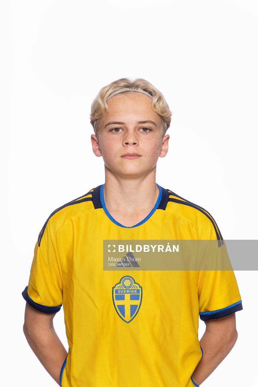 Alfred Johansson poserar för ett porträtt under en fotografering med det svenska P15 future team landslaget i fotboll den 29 september 2023 i Stockholm.