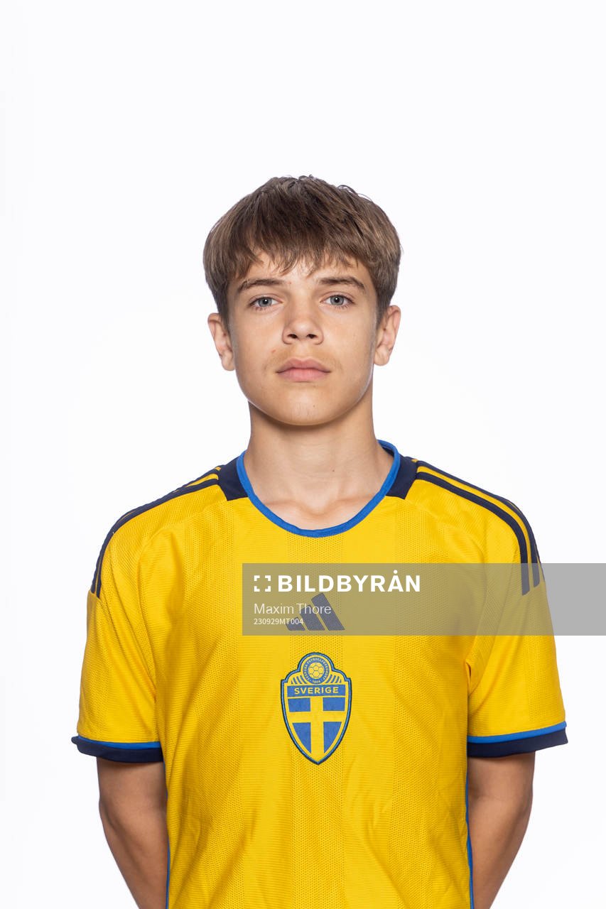 Algot Hjelm poserar för ett porträtt under en fotografering med det svenska P15 future team landslaget i fotboll den 29 september 2023 i Stockholm. 
