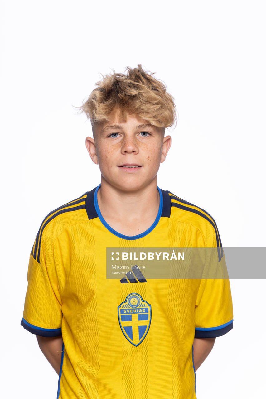 Egoh Nilsson poserar för ett porträtt under en fotografering med det svenska P15 future team landslaget i fotboll den 29 september 2023 i Stockholm. 